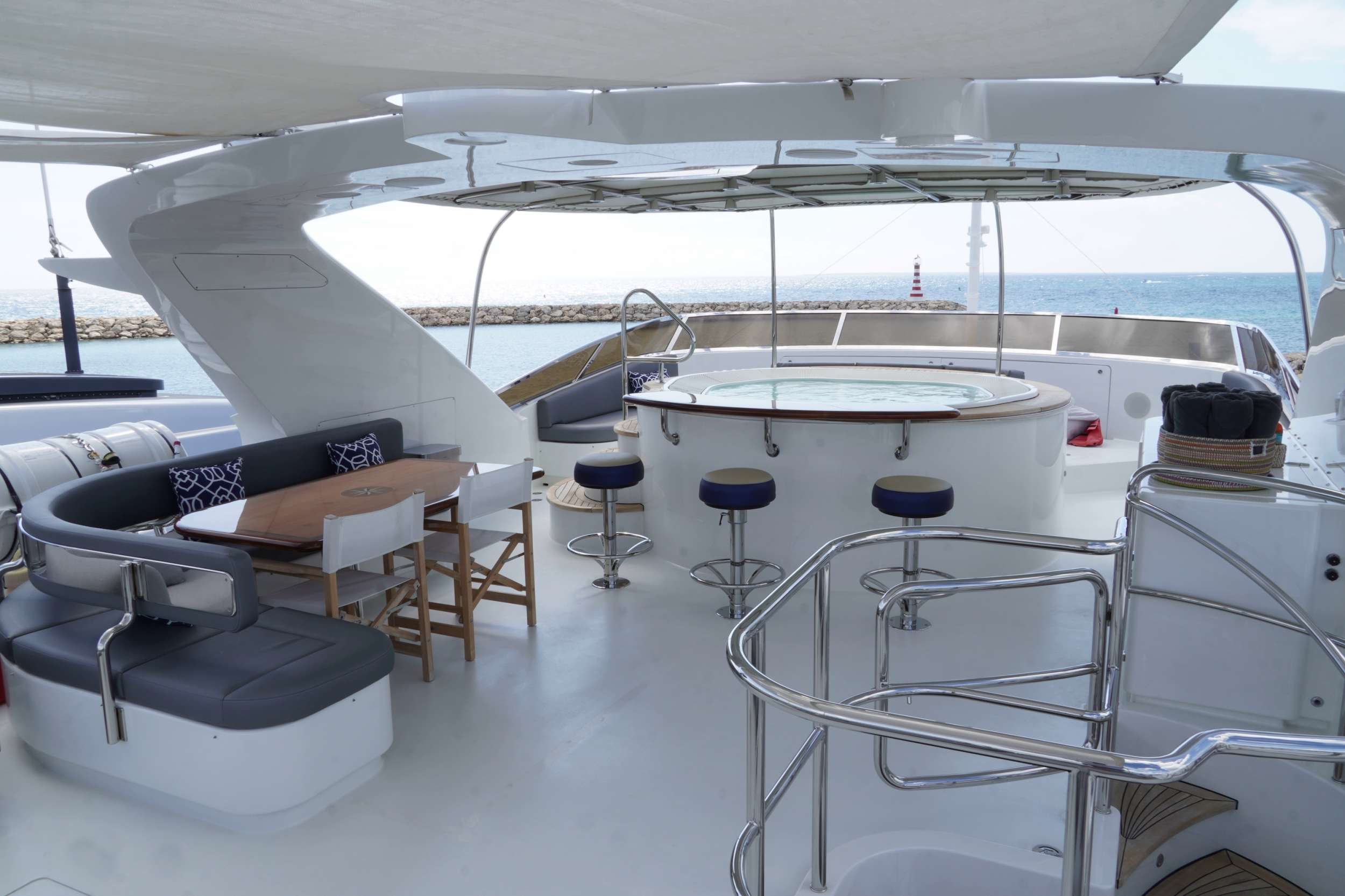 Flybridge lounge 