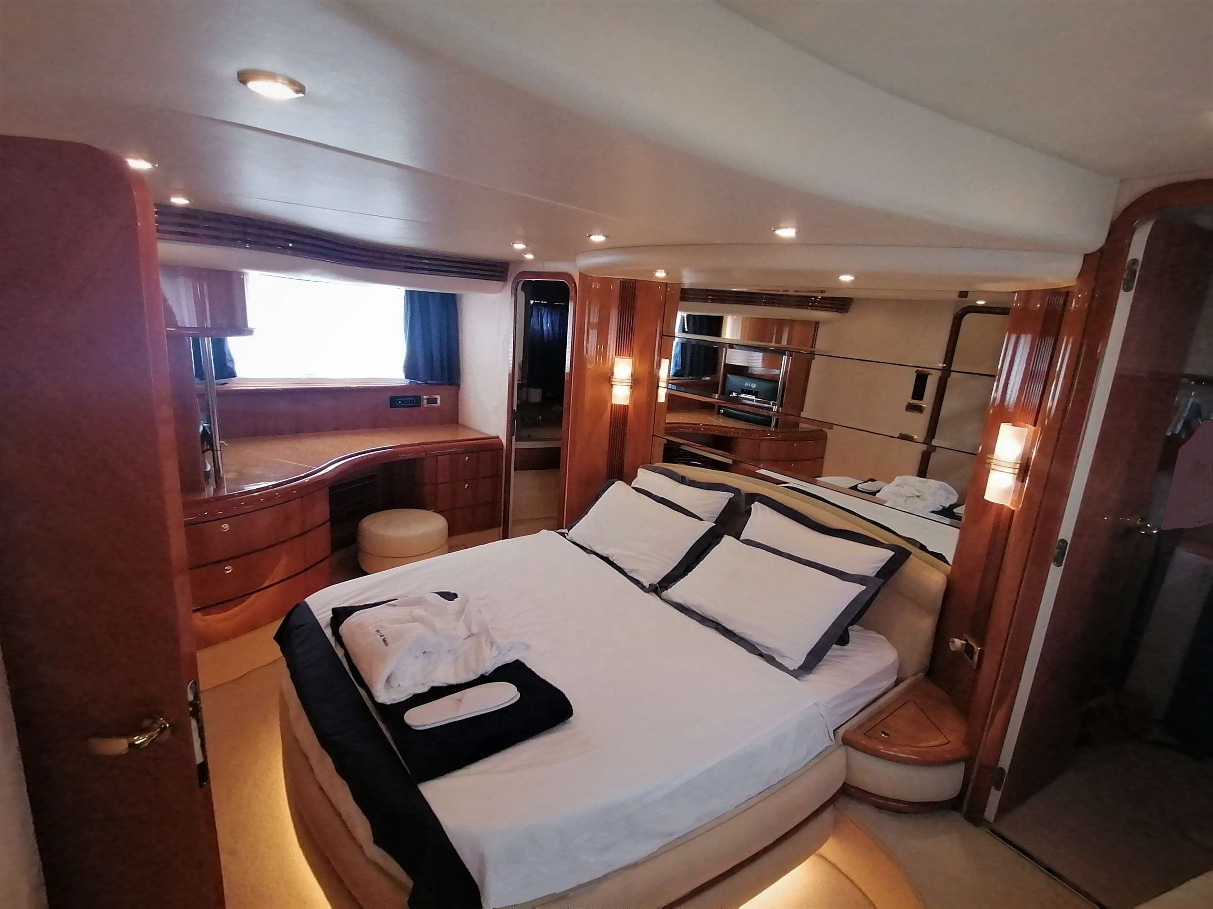 BLUE MED Yacht Charter - Master cabin