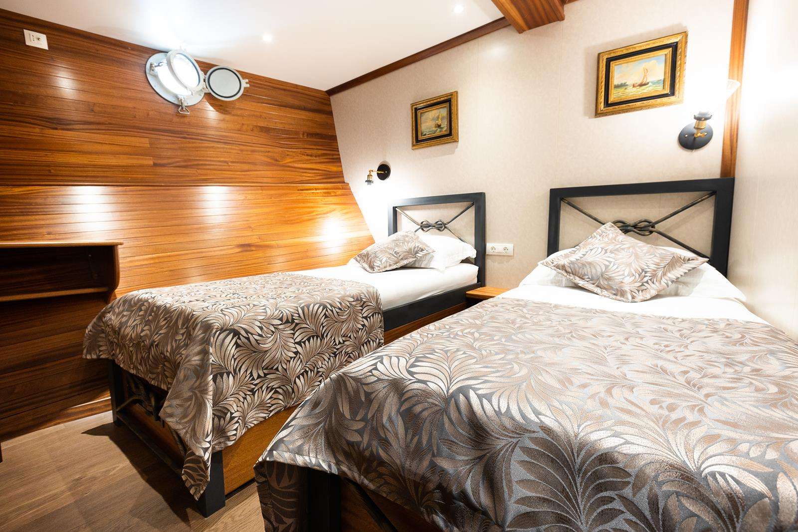 Cabin 28 m2, with double bed (190cm x 160cm ). Private bathroom with shower box and home toilet.