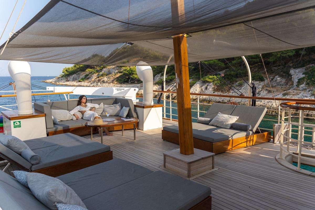 Gallant Yacht Charter - Sun deck