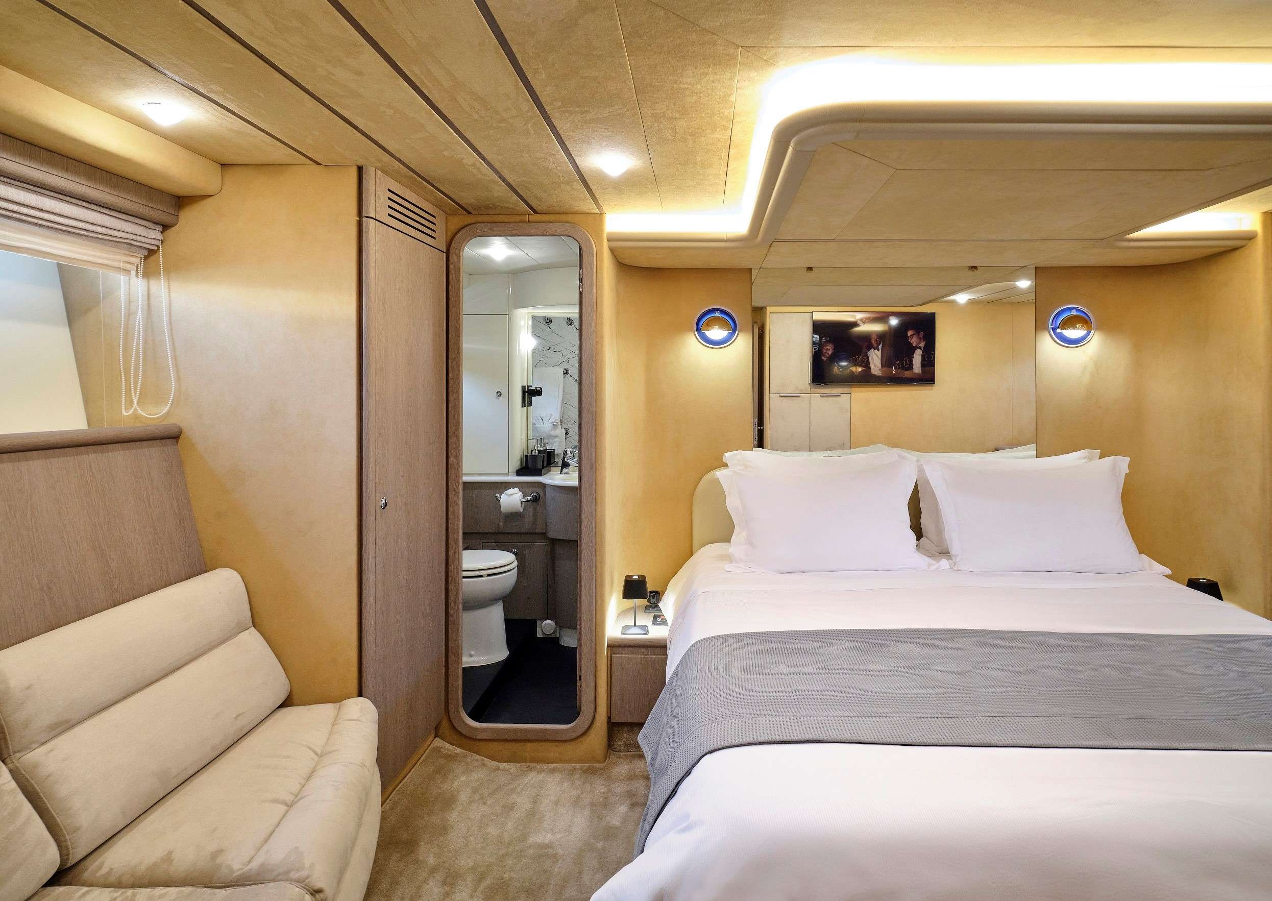 MIREN Yacht Charter - Master cabin