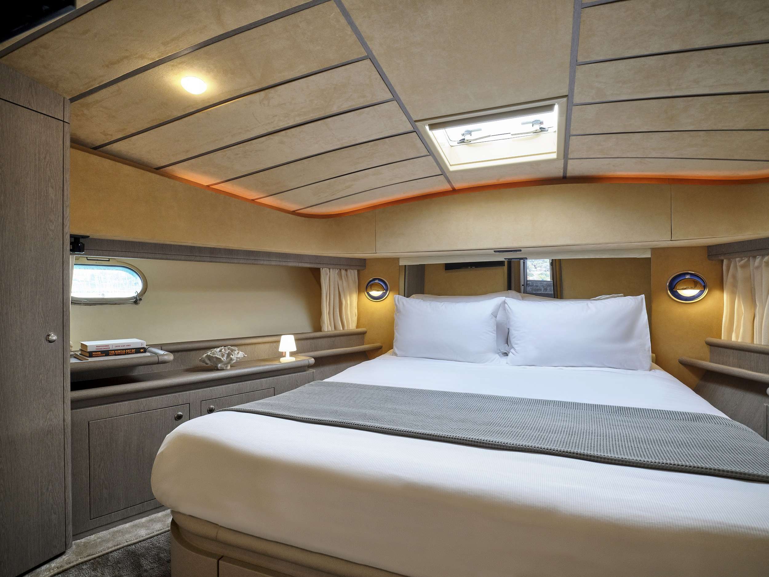 MIREN Yacht Charter - VIP cabin