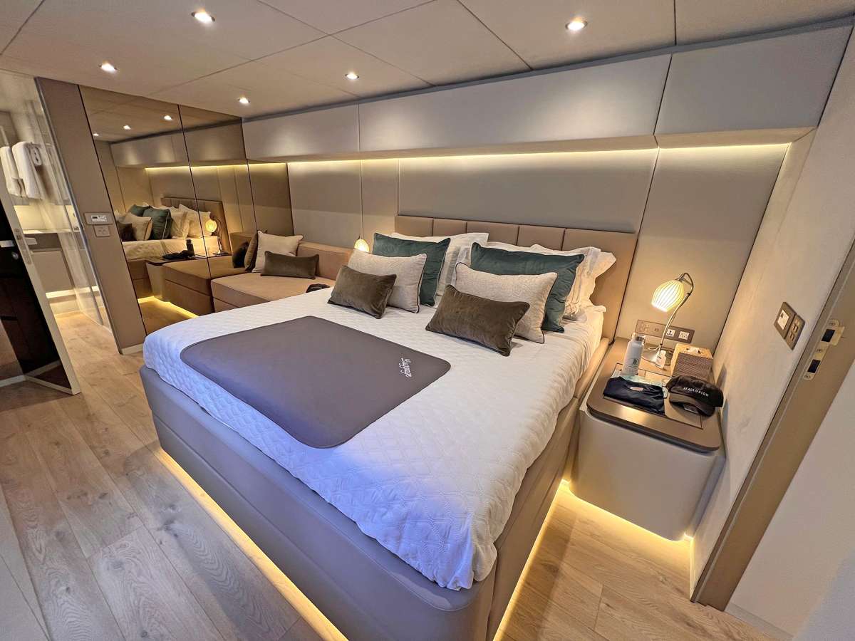 SEACLUSION Yacht Charter - Master Stateroom