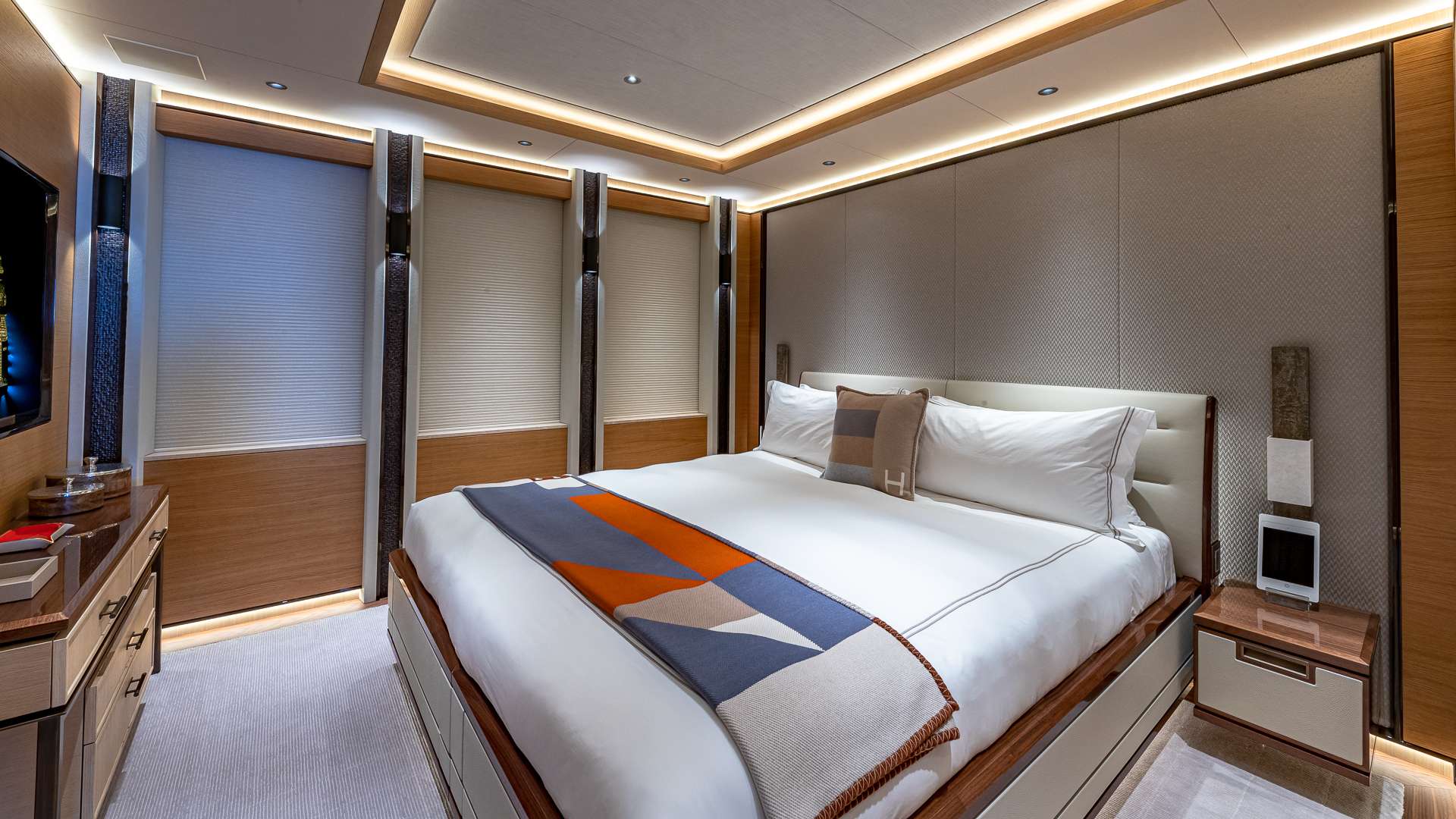 TOP FIVE II Yacht Charter - VIP Guest Stateroom