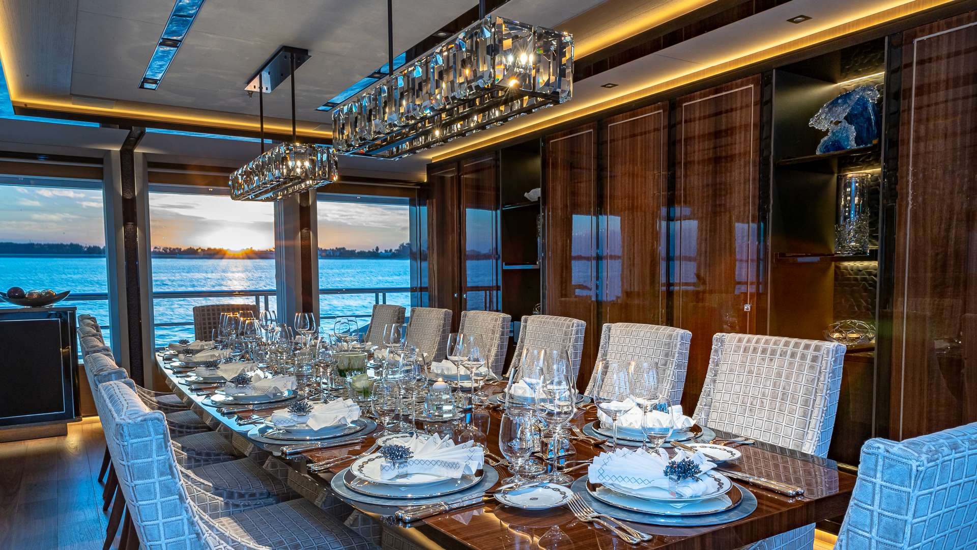 TOP FIVE II Yacht Charter - Main Salon Dining Area