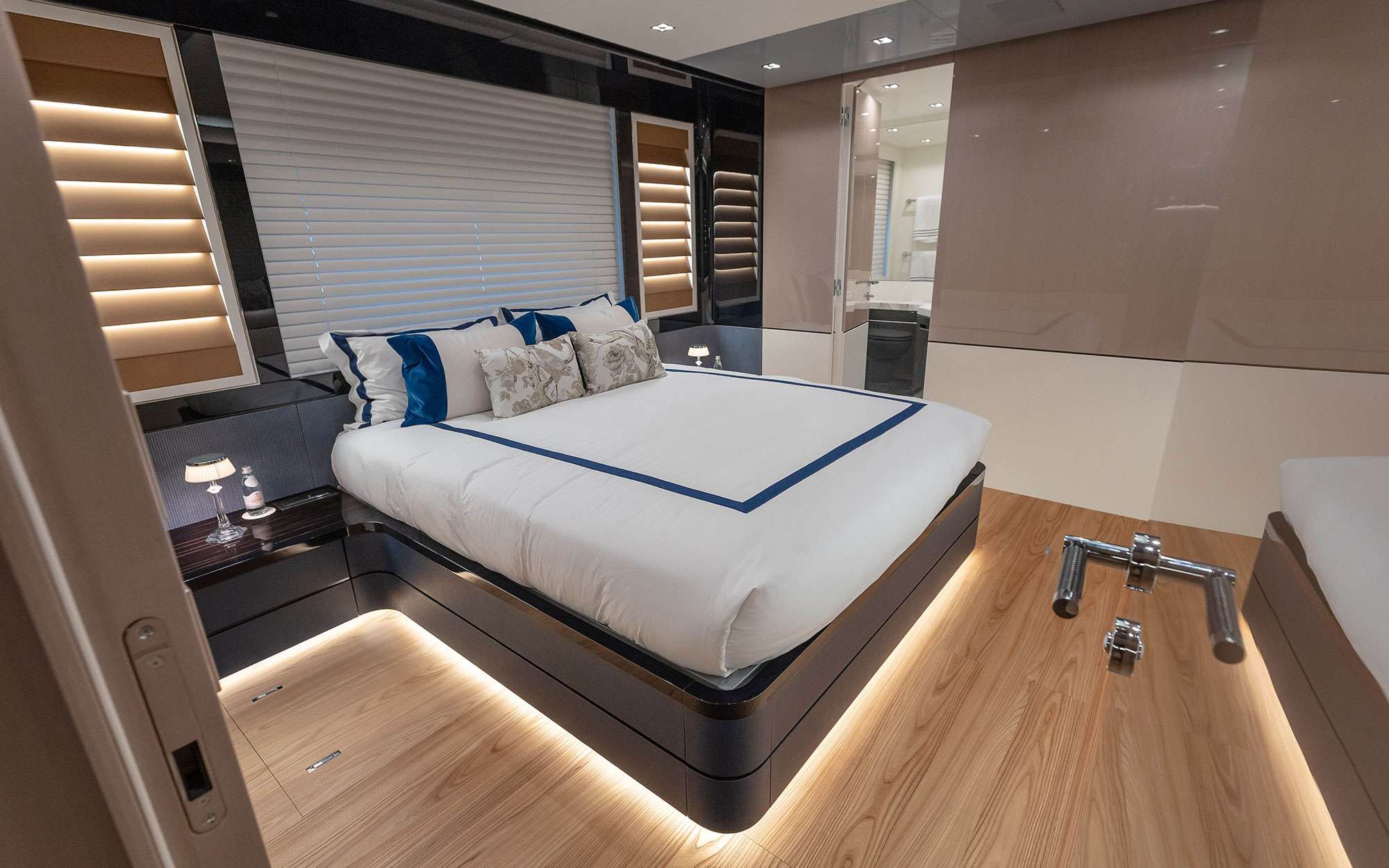 DOPAMINE Yacht Charter - Double Stateroom