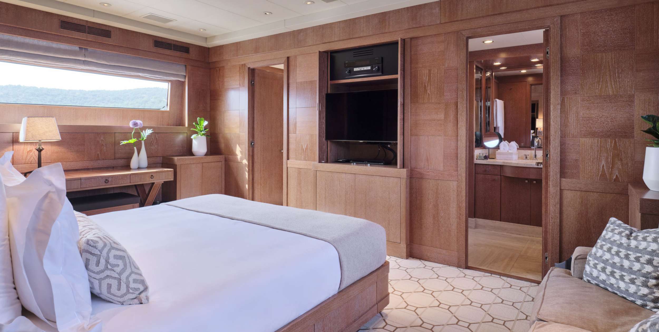 ELEMENT Yacht Charter - Master Suite I