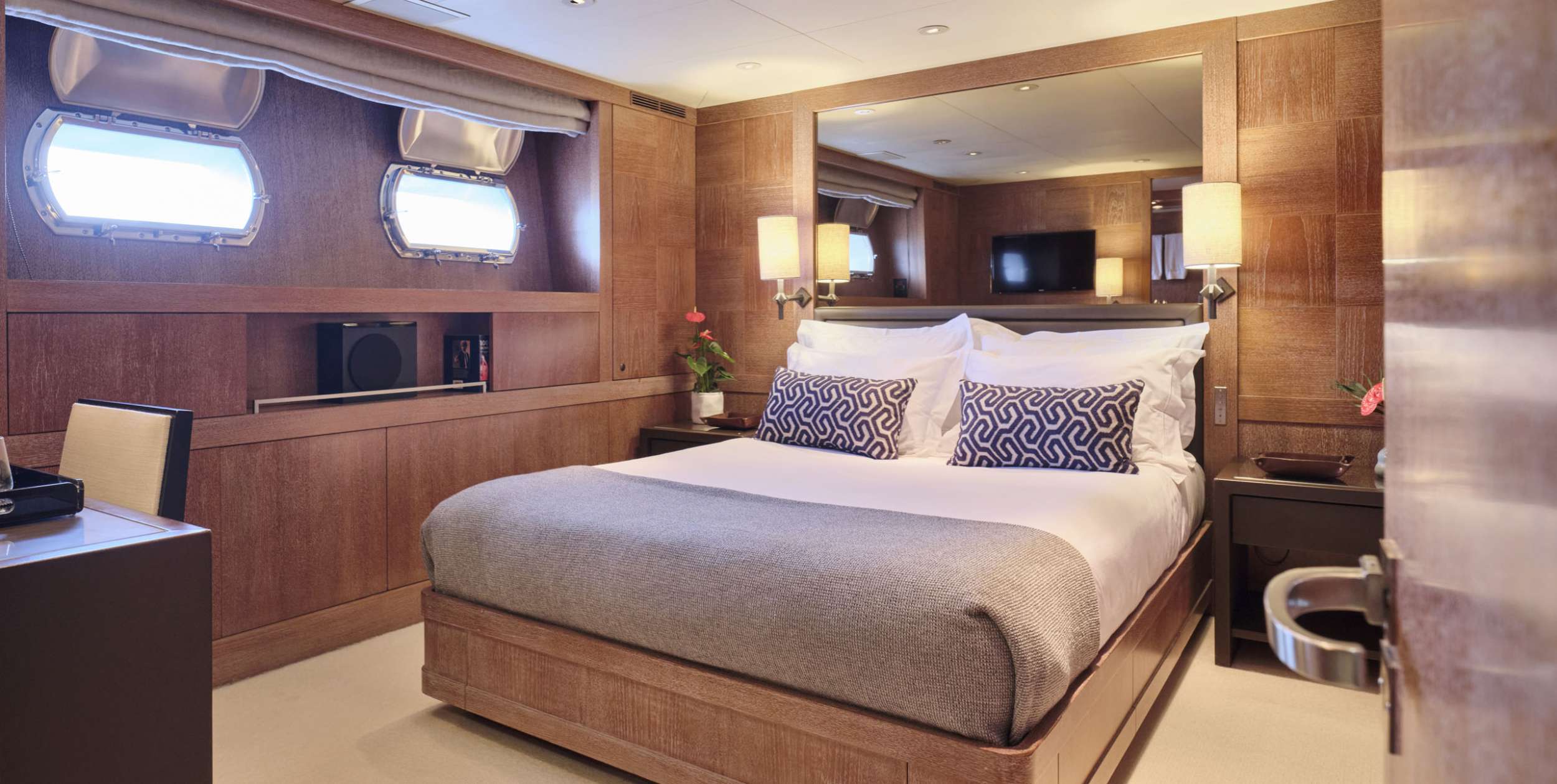 ELEMENT Yacht Charter - VIP Suite II