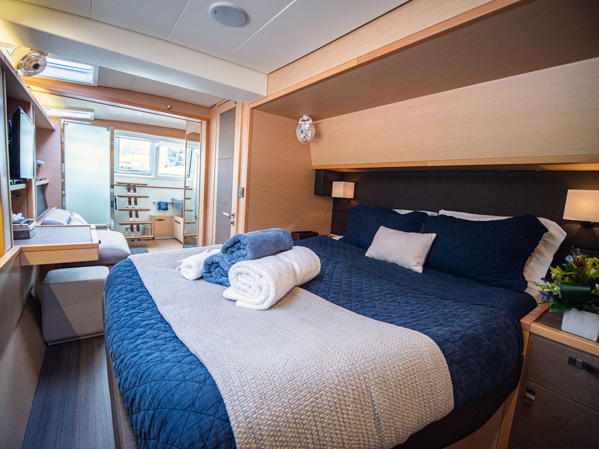 PHILOTIMO Yacht Charter - Master queen guest suite