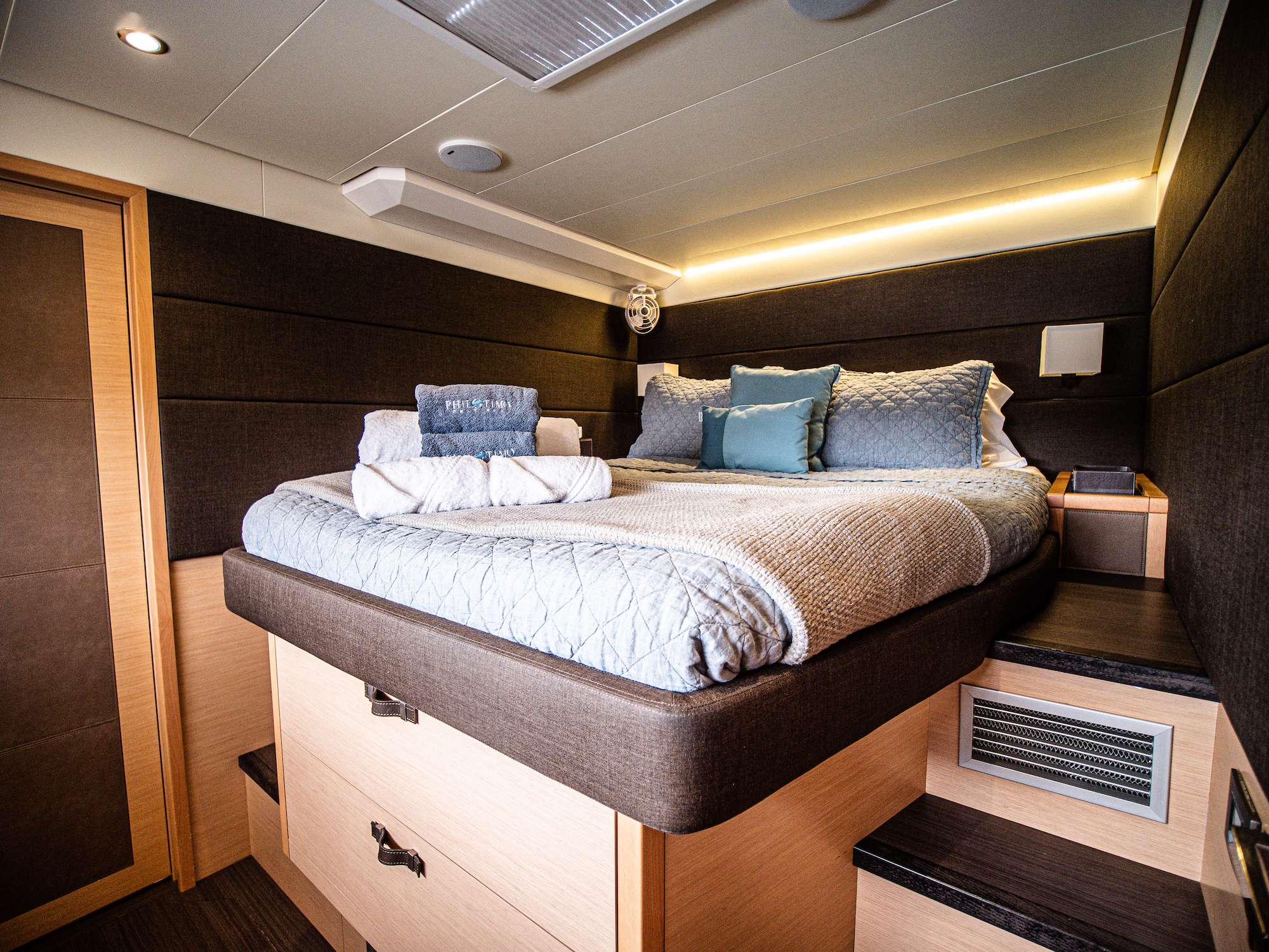 Philotimo Yacht Charter - Guest Cabin / Bathroom
