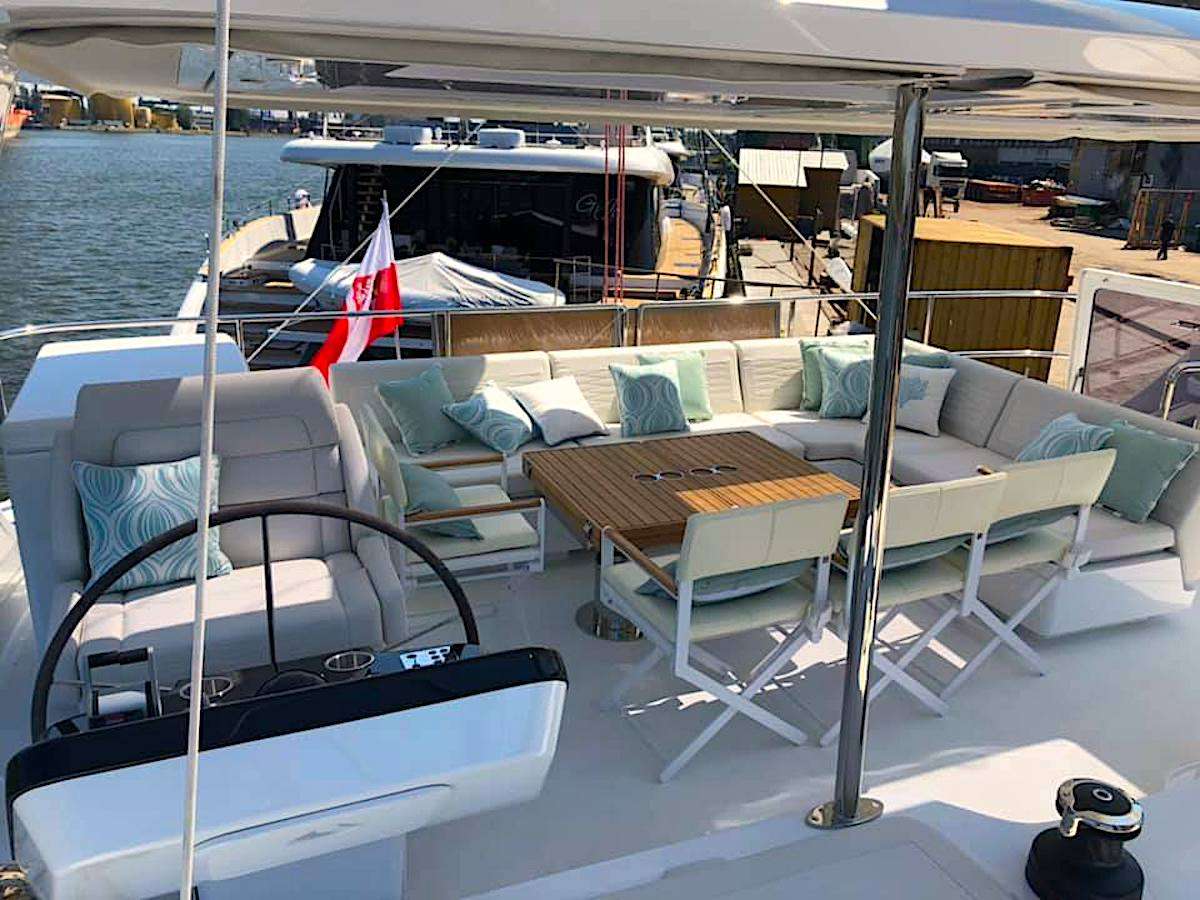 Flybridge, helm, dining and lounging