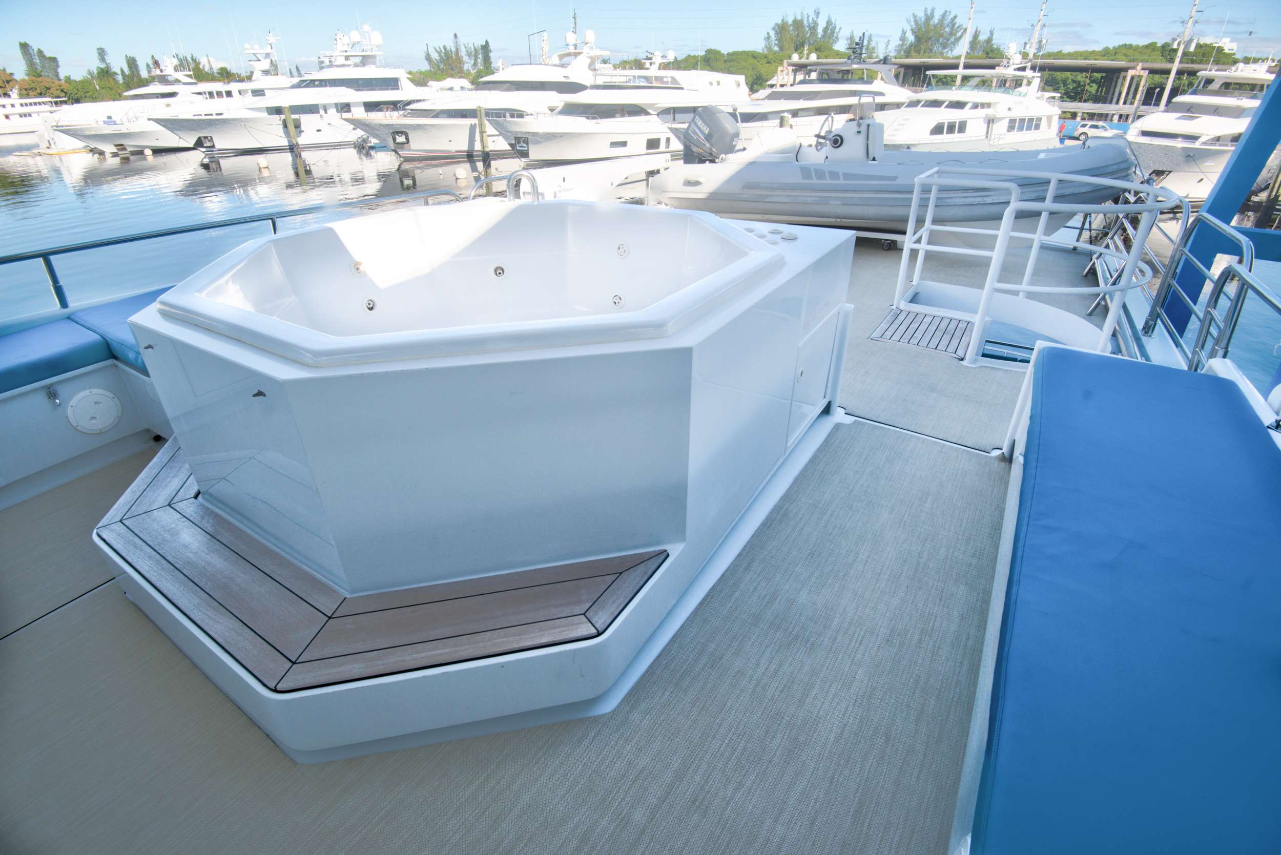 Jacuzzi on Flybridge Deck
