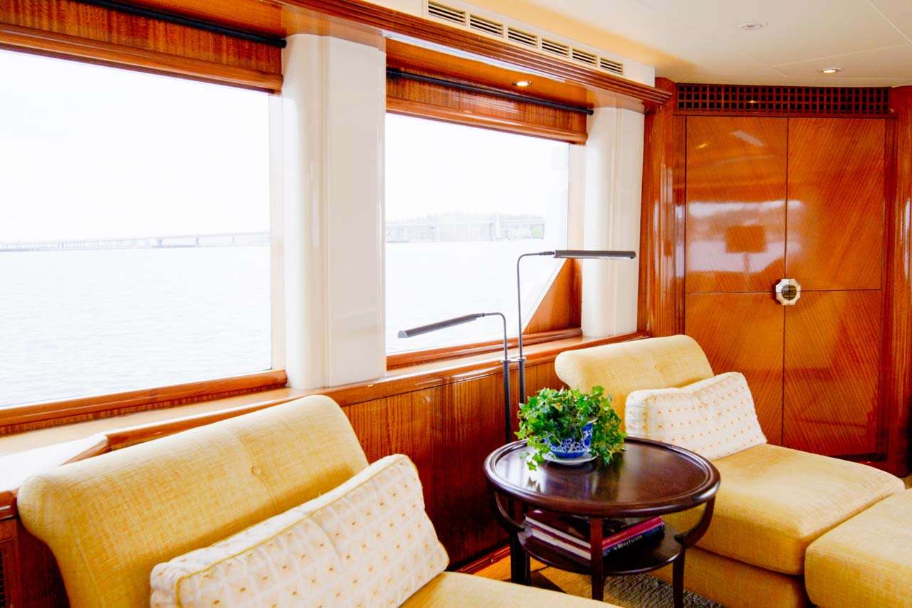 SUMMERTIME II Yacht Charter - Main Salon Seating