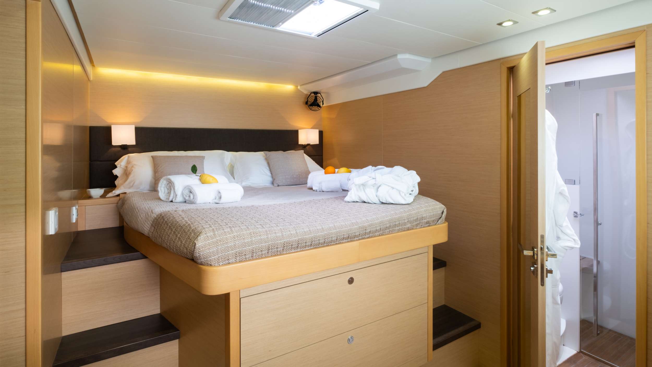 Bow-right cabin