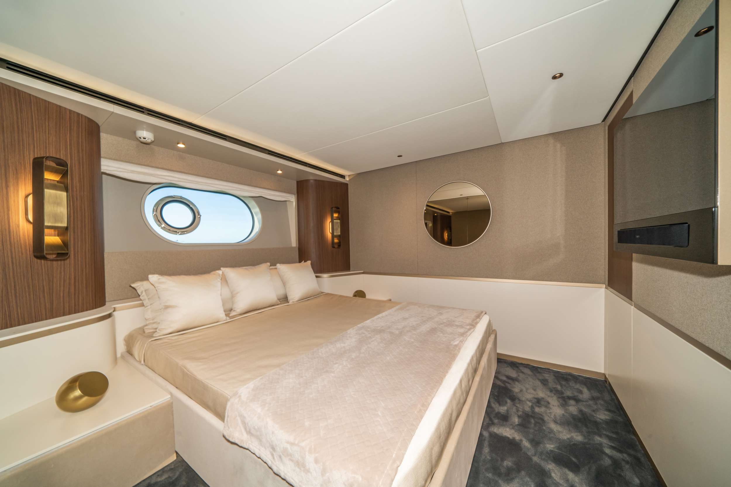 GUBA TIMES Yacht Charter - VIP Stateroom