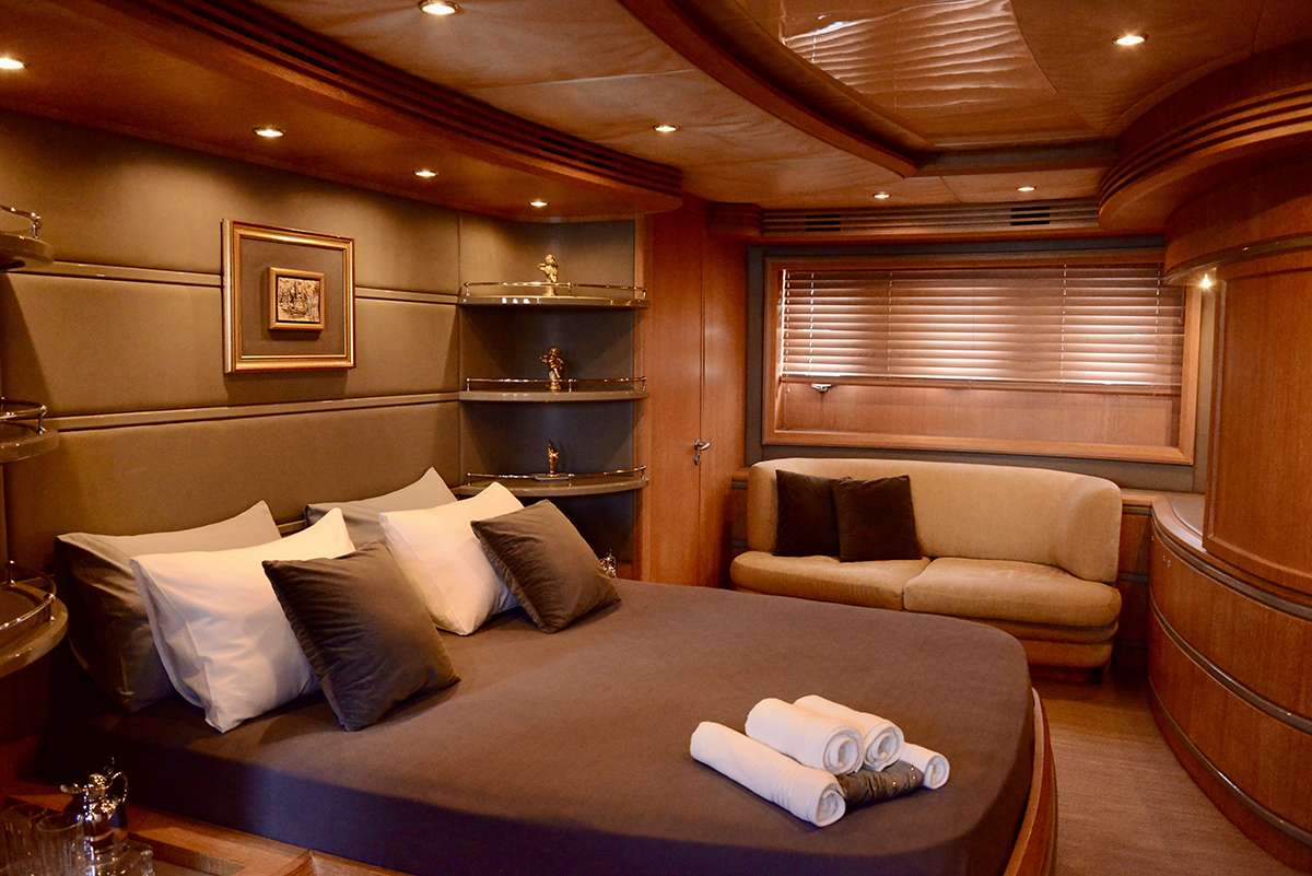 OBSIDIAN Yacht Charter - Master Cabin