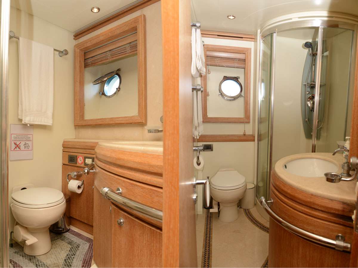 OBSIDIAN Yacht Charter - Cabin Bathrooms