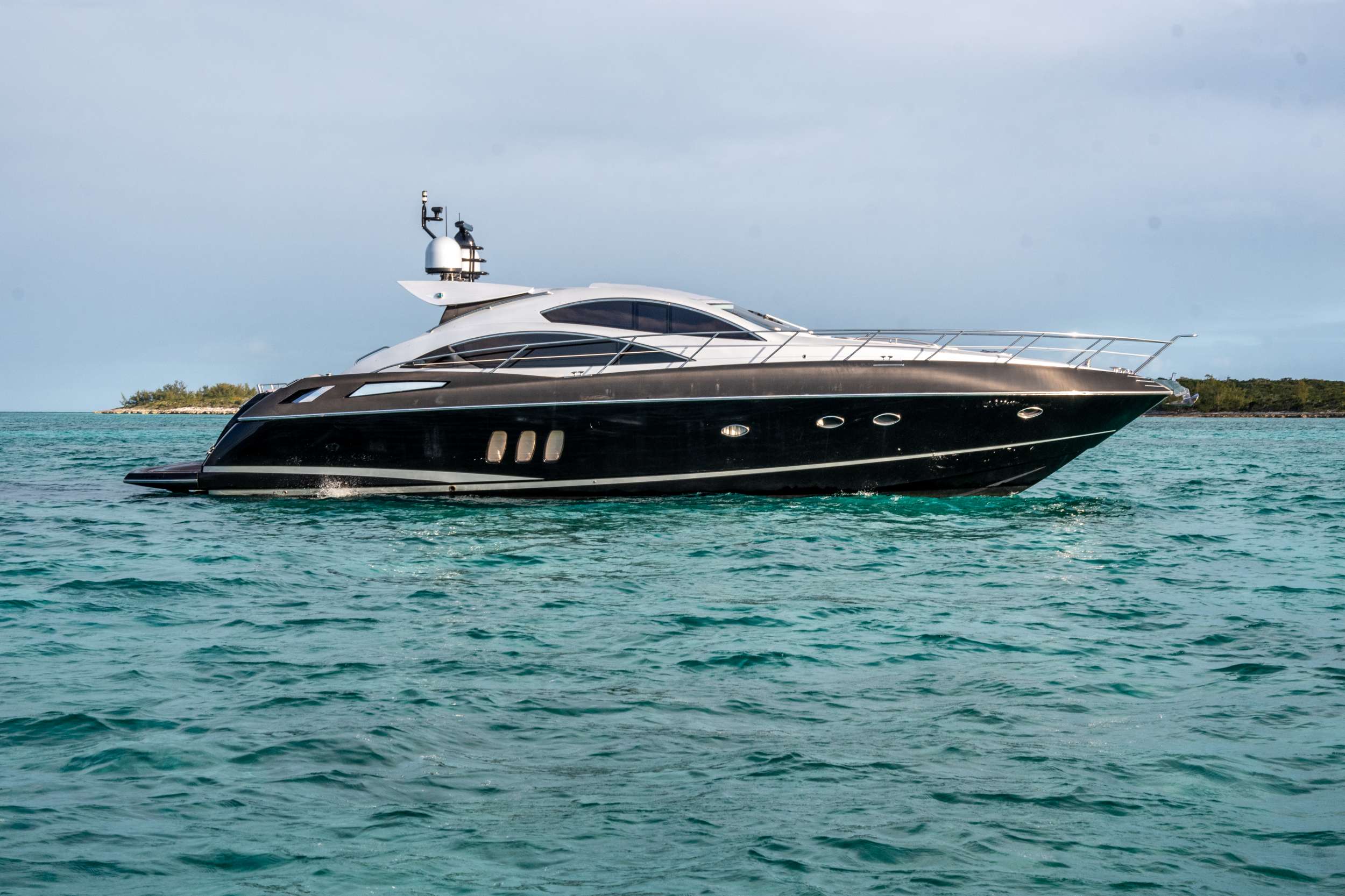Yacht Flight risk is a modern, fast, comfortable yacht based in the Bahamas year round, she is available for short term and long term charters from 4 hours.

Day charters up to 10 Guests and overnight 4 guests in 2 cabins

She is able to do the Exumas and back in a day