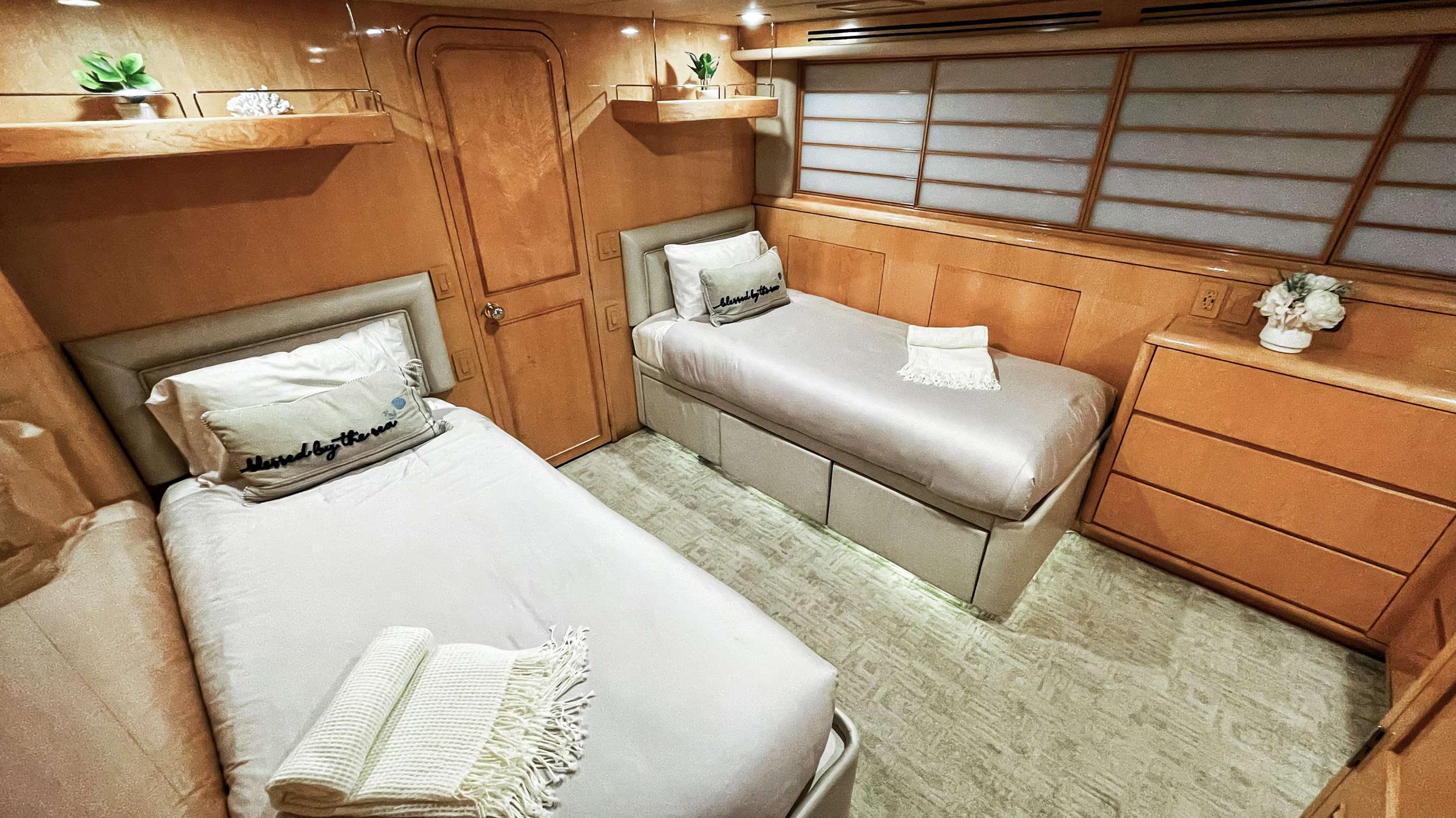 LONE STAR Yacht Charter - Twin Guest Stateroom