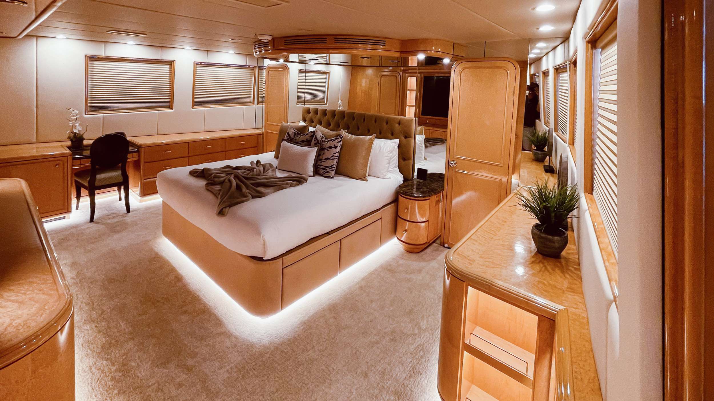 LONE STAR Yacht Charter - Master Stateroom