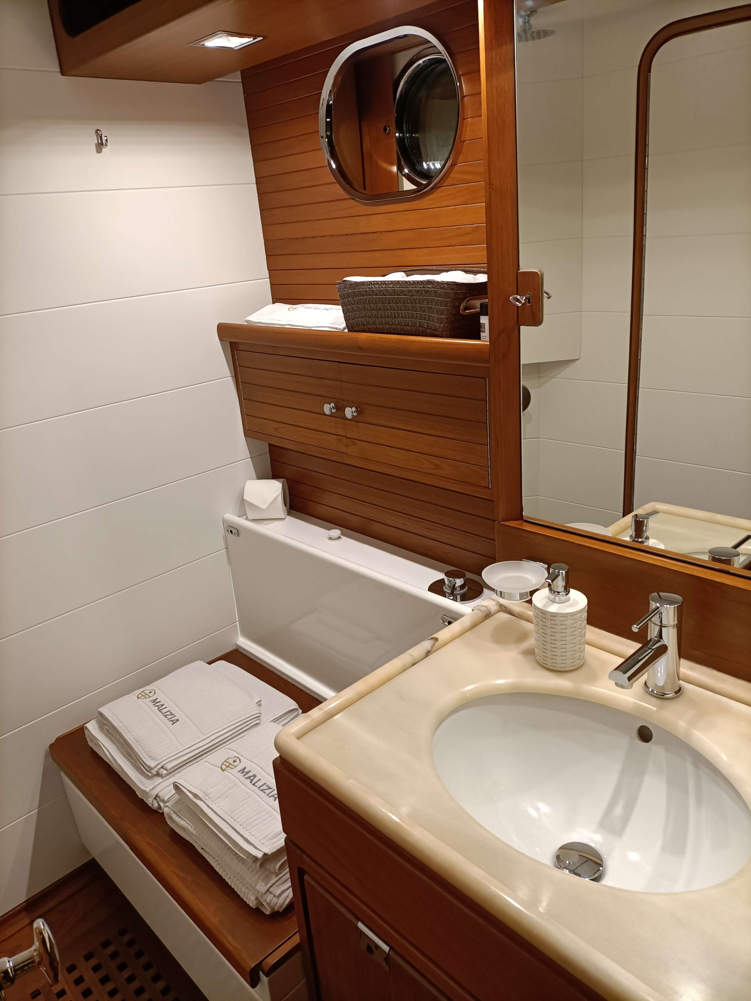 MALIZIA Yacht Charter - Vip cabin bathroom
