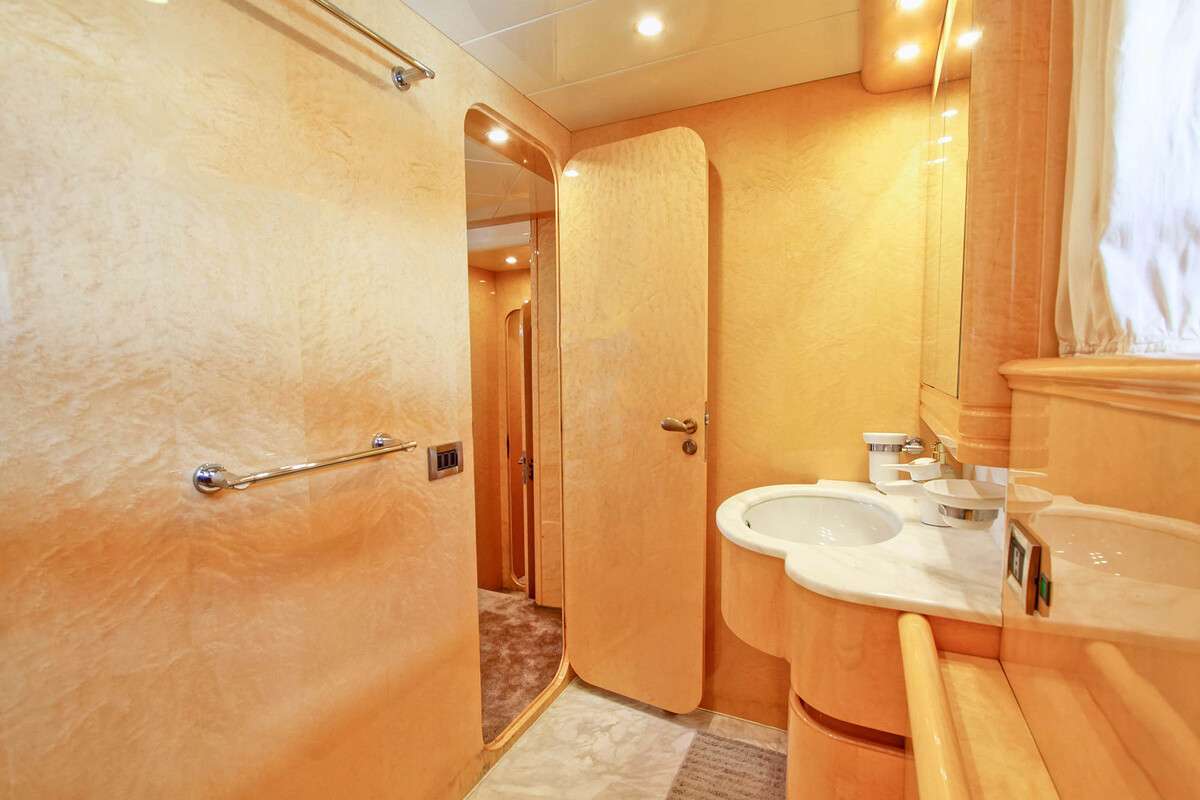 Prime Yacht Charter - Twin Cabin Bathroom