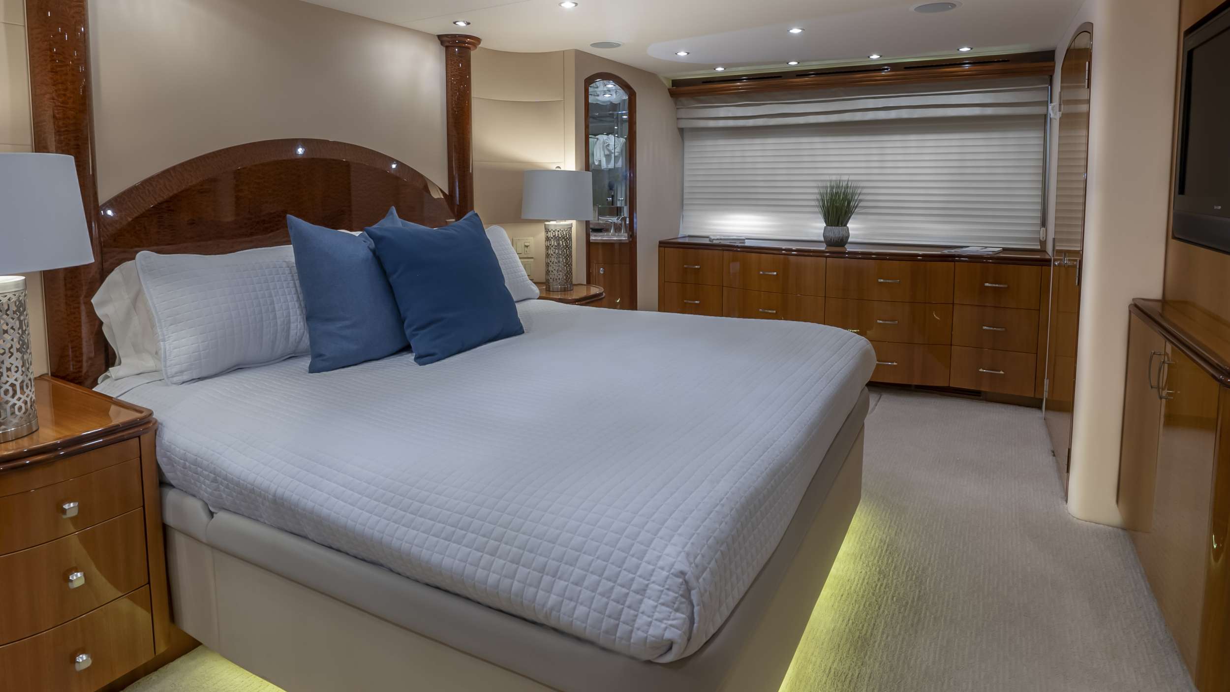 GALLOPIN Yacht Charter - Master Stateroom
