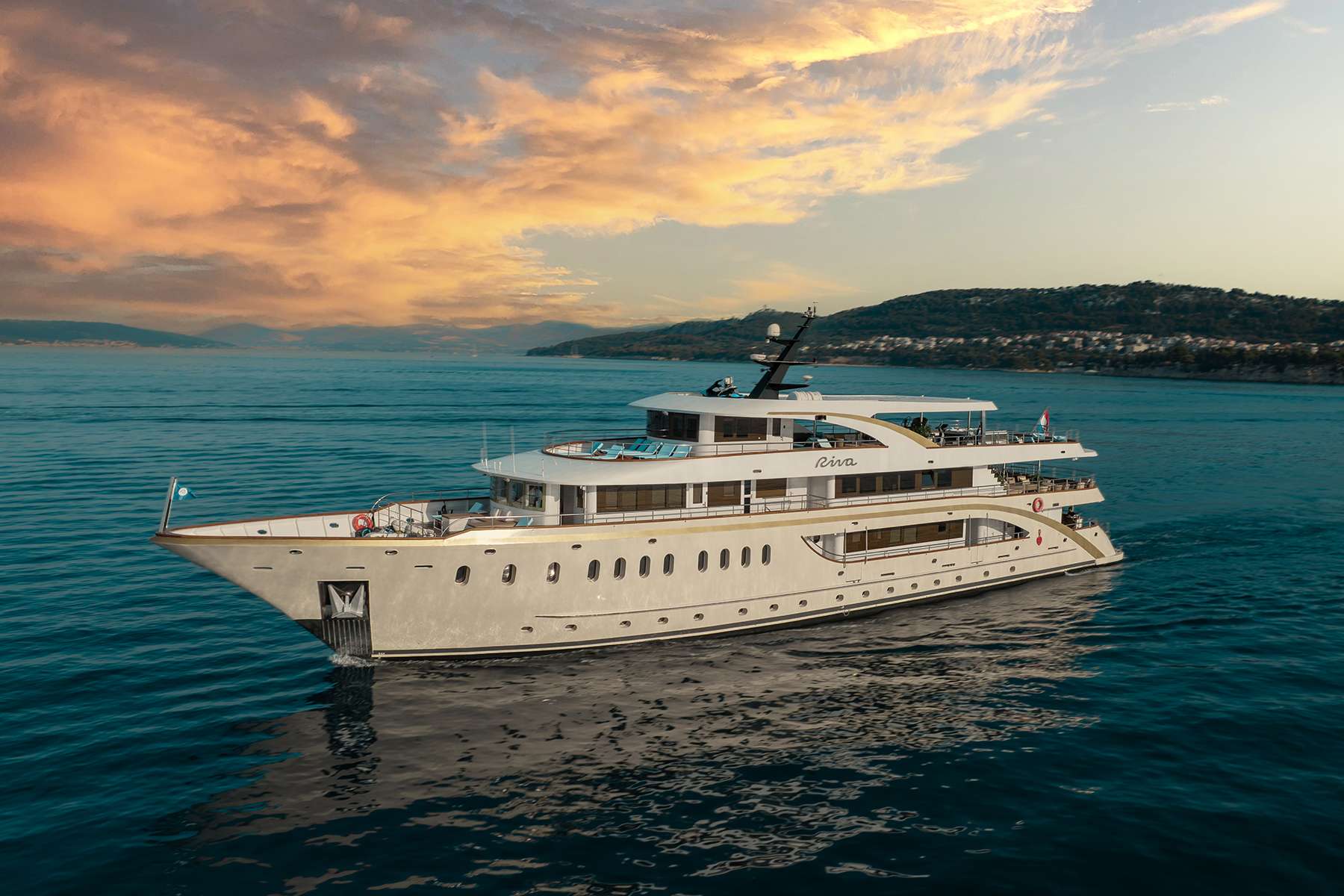Riva Yacht Charter - Ritzy Charters