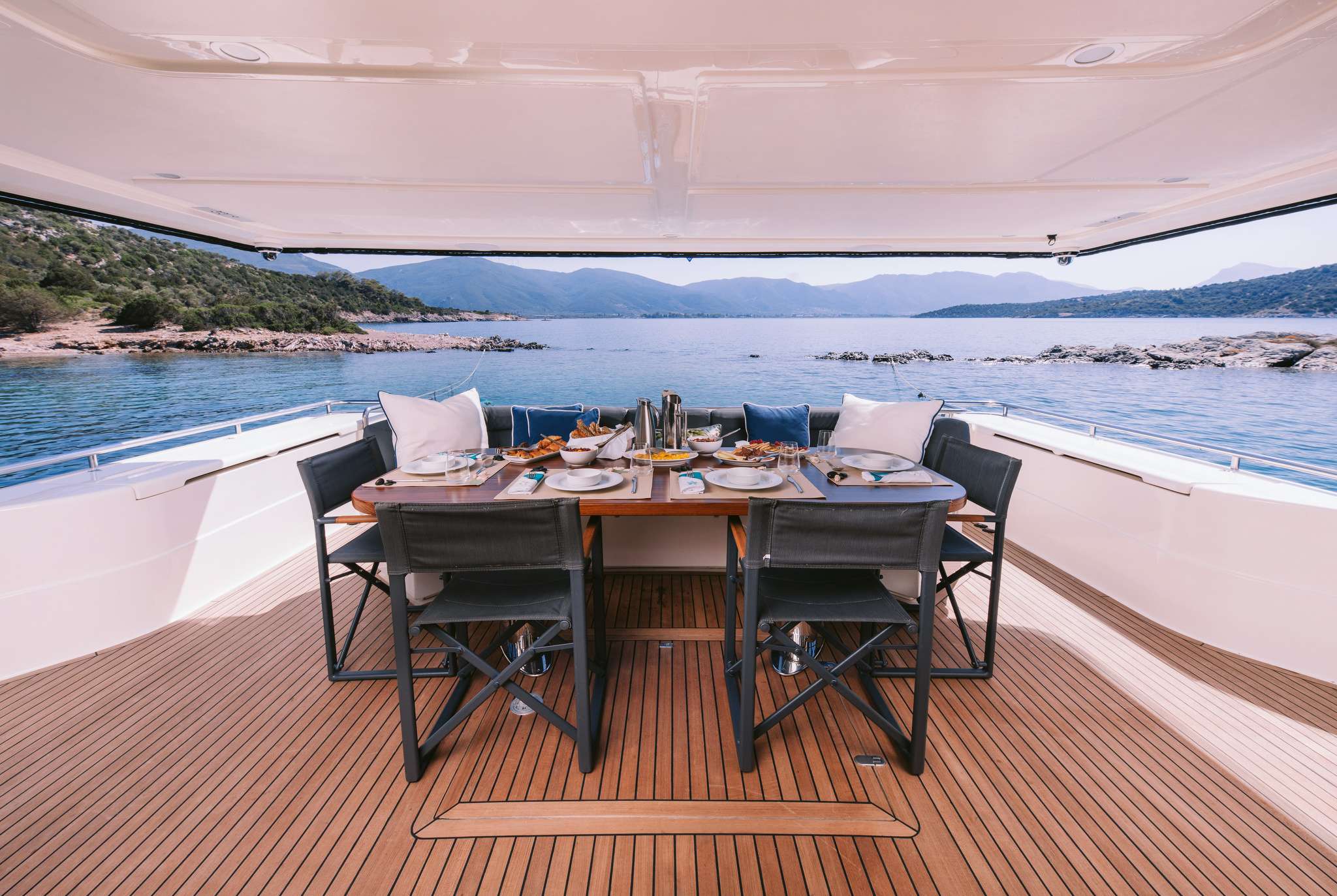 OXYGEN 8 Yacht Charter - Aft deck with alfresco dining