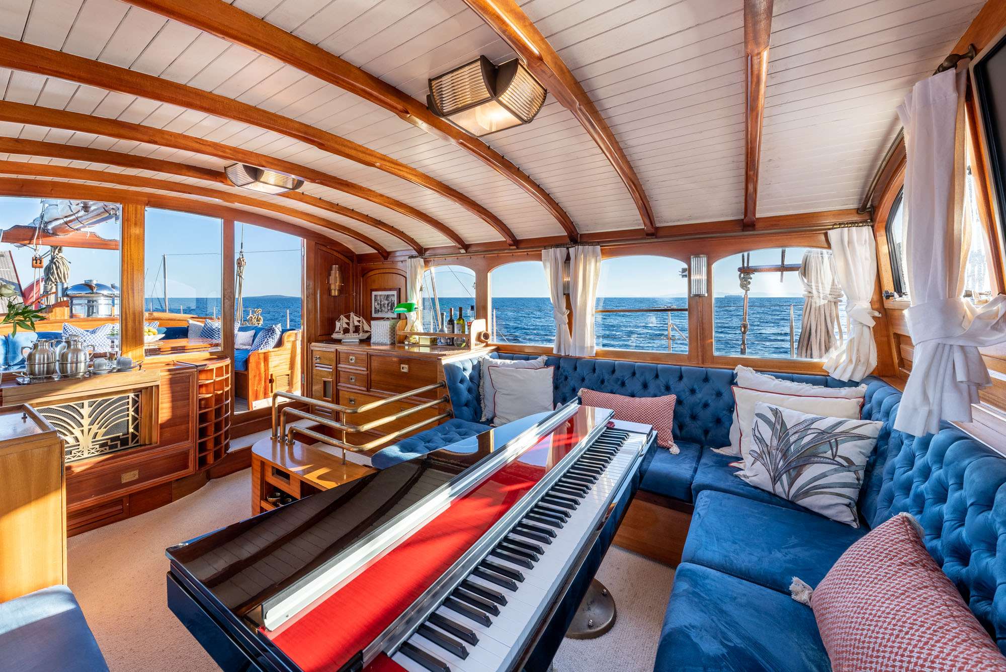 WEATHERBIRD Yacht Charter - Piano convertable table