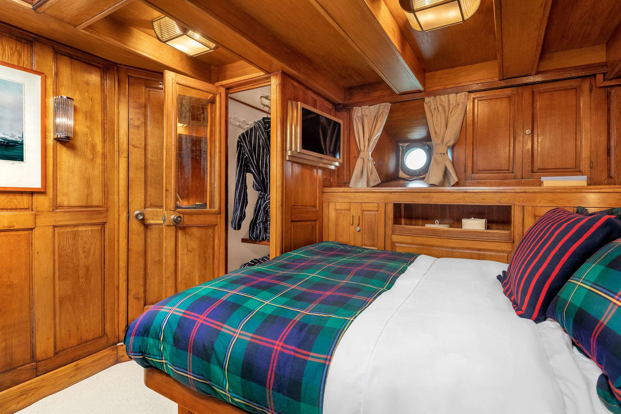 WEATHERBIRD Yacht Charter - Owner's suite