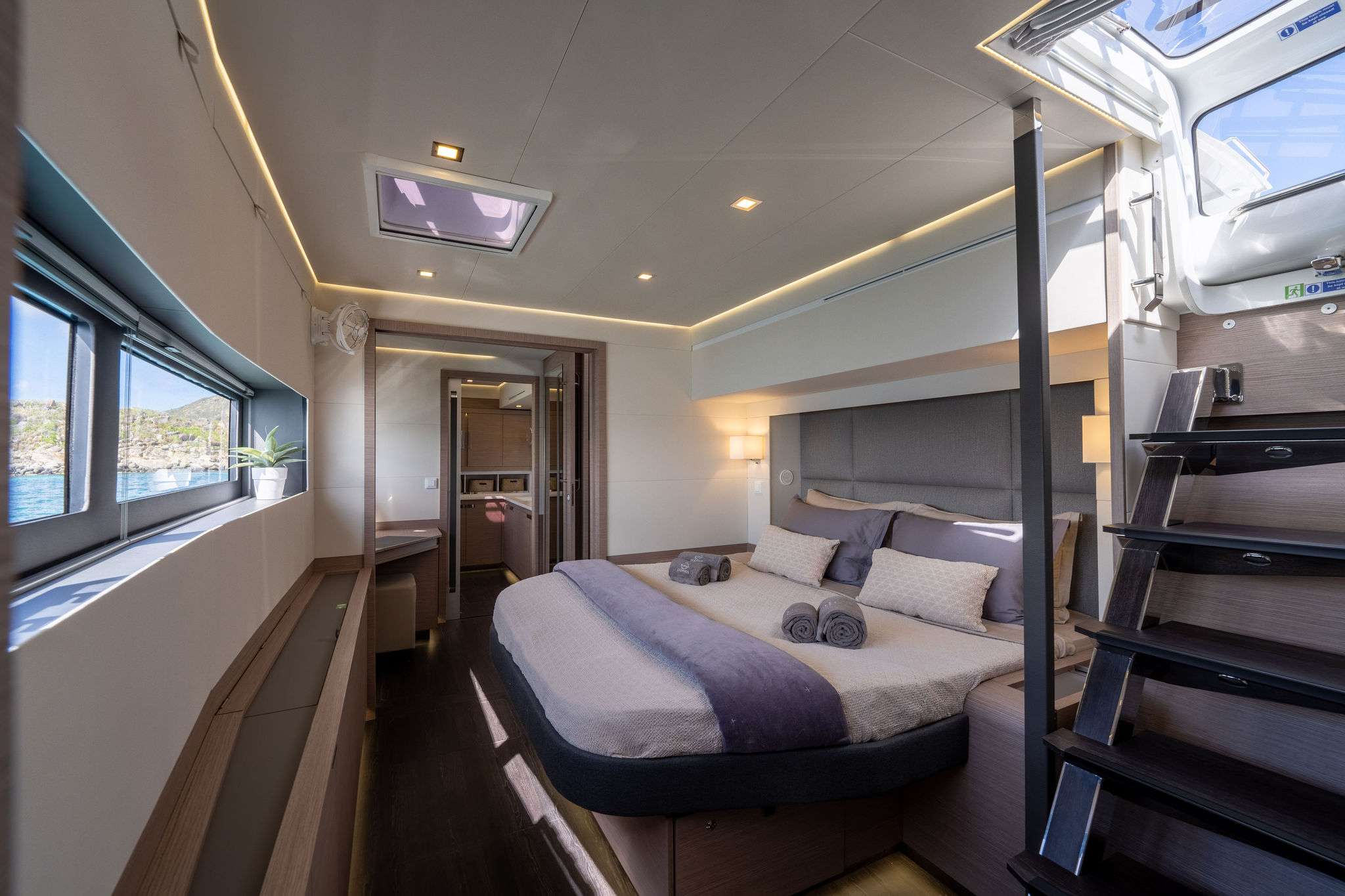 OCEANUS Yacht Charter - master suite