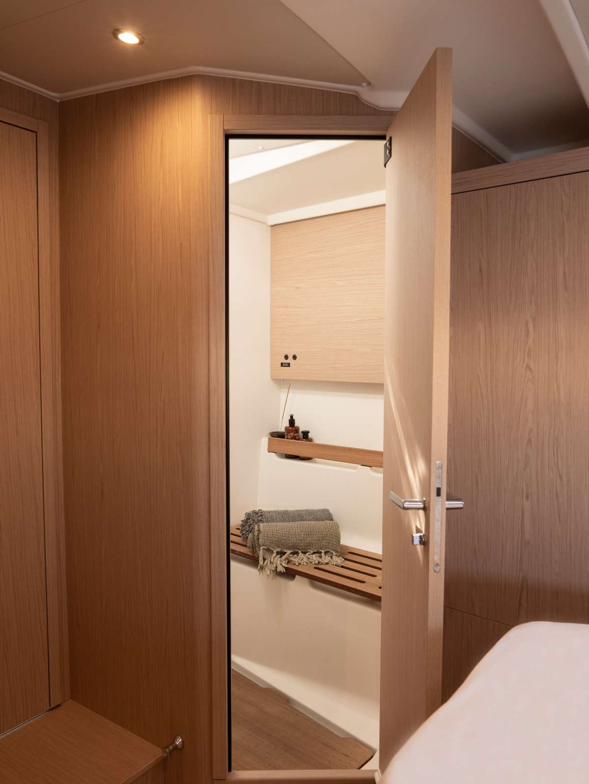 IZANAMI Yacht Charter - Master bathroom