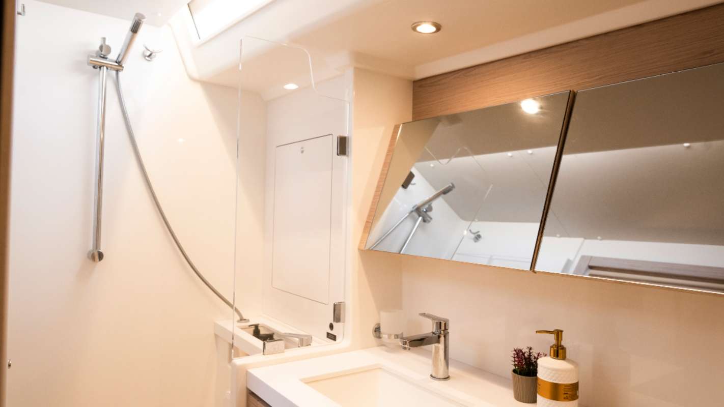 IZANAMI Yacht Charter - Guest Bathroom