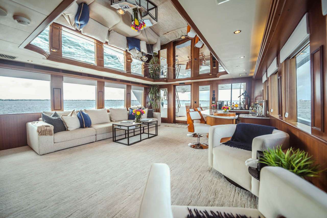 MAGNUM RIDE Yacht Charter - Salon