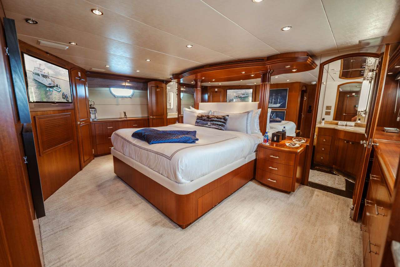 MAGNUM RIDE Yacht Charter - Master stateroom