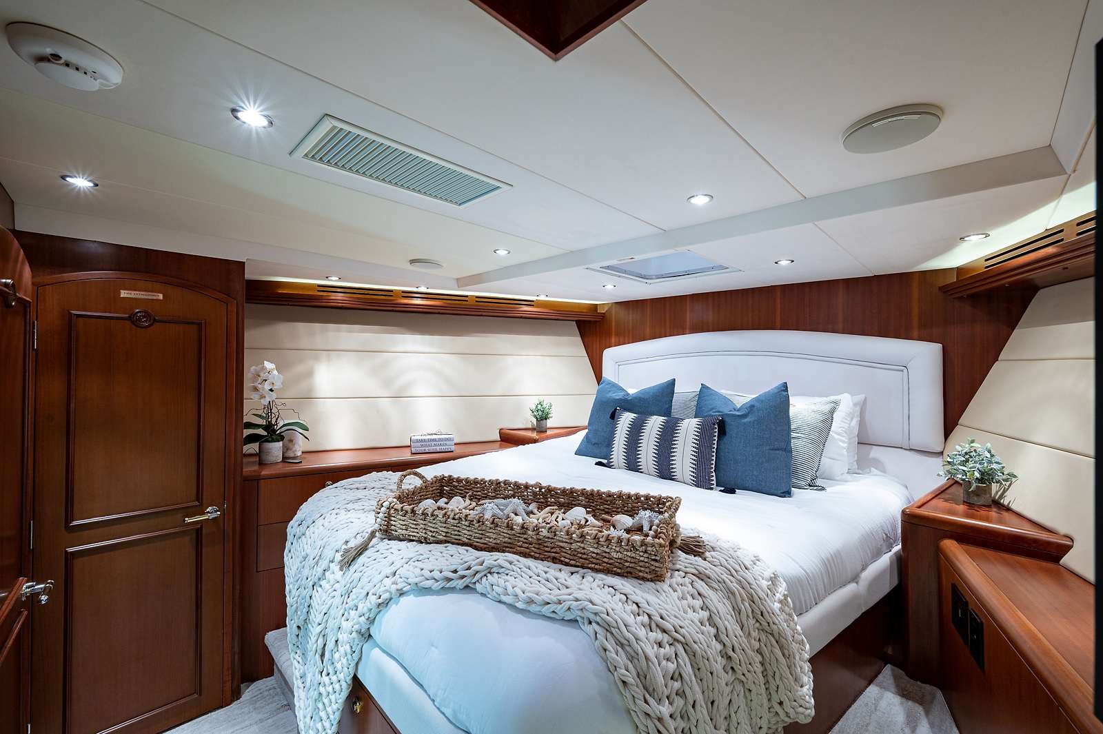 MAGNUM RIDE Yacht Charter - VIP stateroom