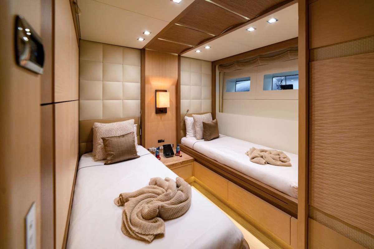 Mirror Twin Cabin w/ Pullman