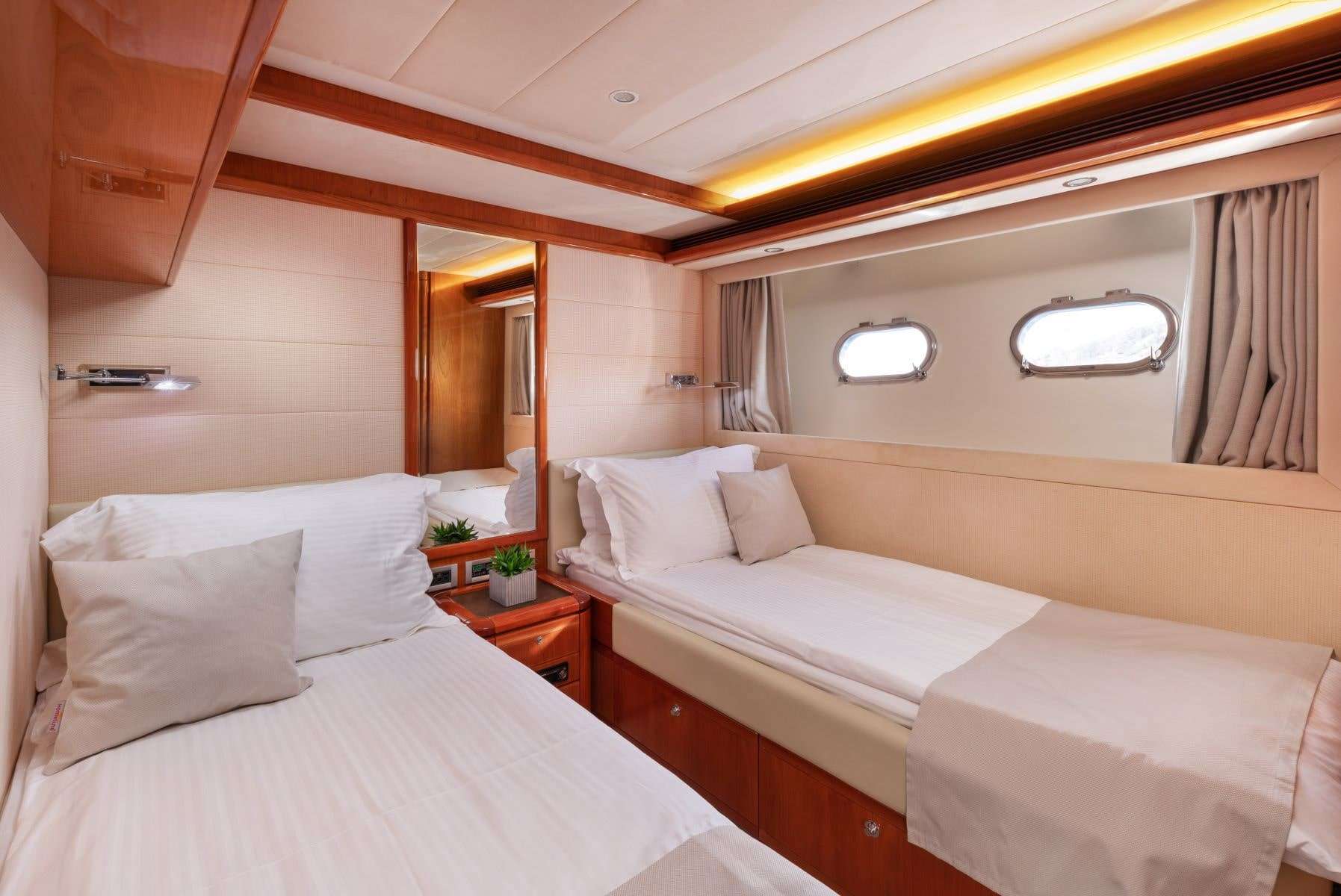 ANNOUKA Yacht Charter - Twin cabin