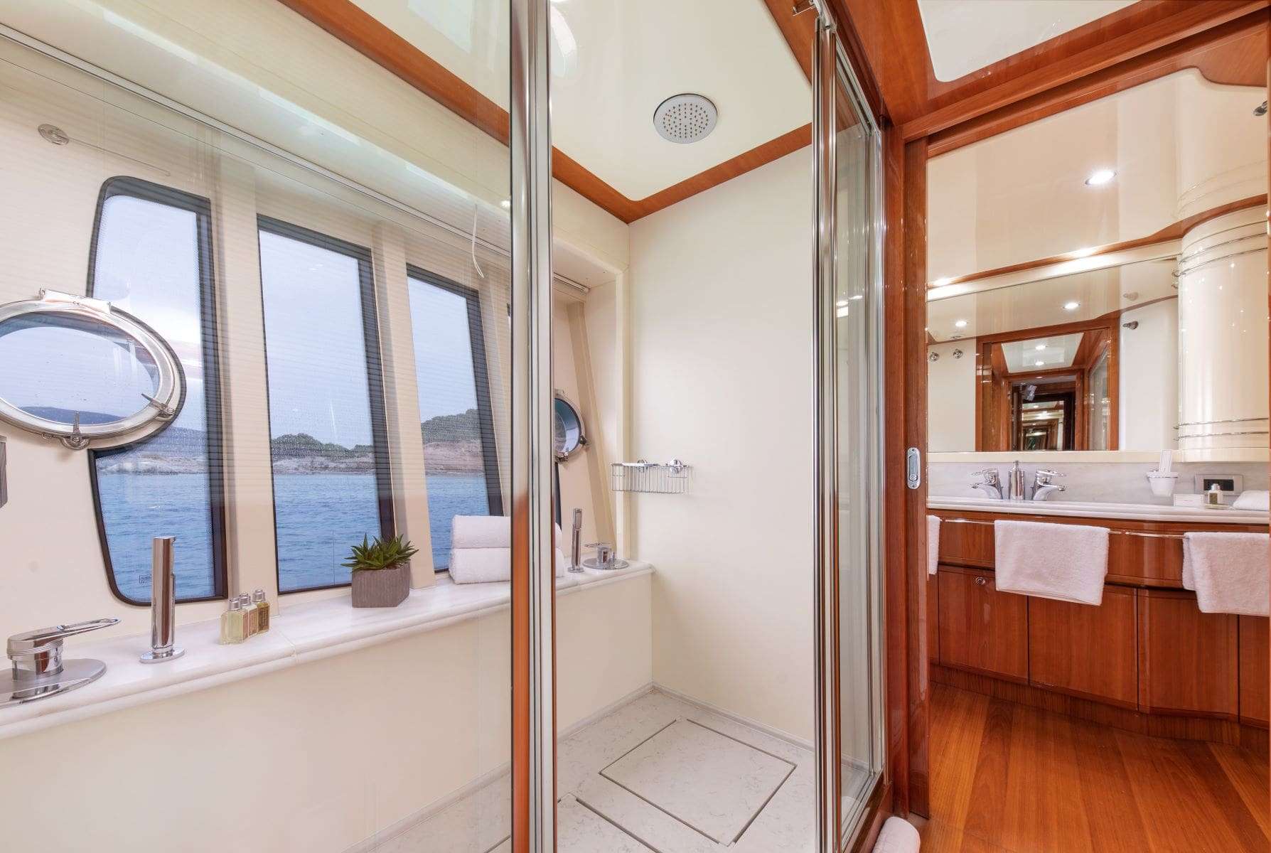ANNOUKA Yacht Charter - Owner's bath