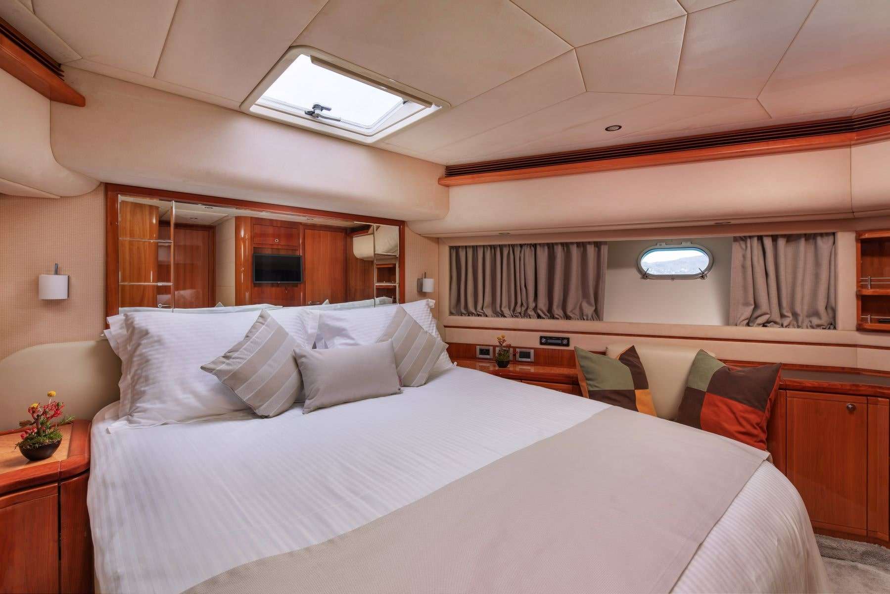 ANNOUKA Yacht Charter - VIP cabin