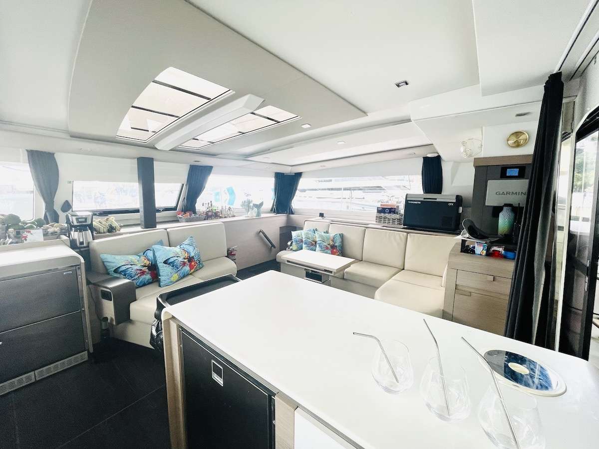 TEDAVI Yacht Charter - Cockpit to Salon