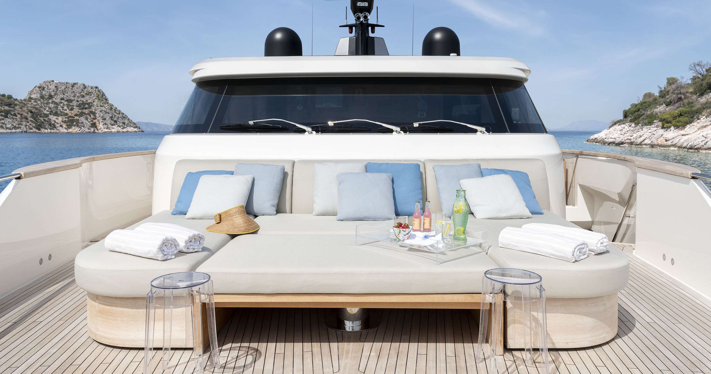 Foredeck Lounge Area