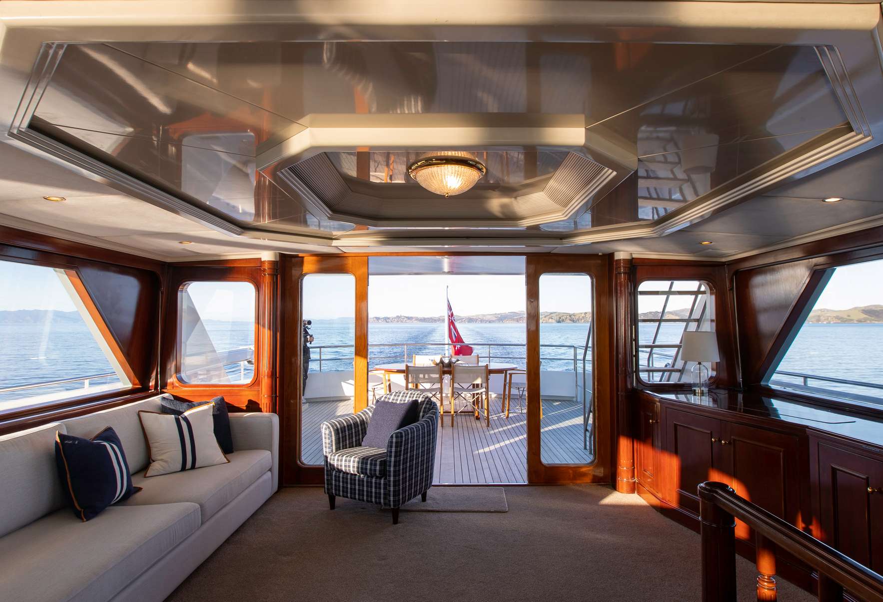 PACIFIC MERMAID Yacht Charter - Salon
