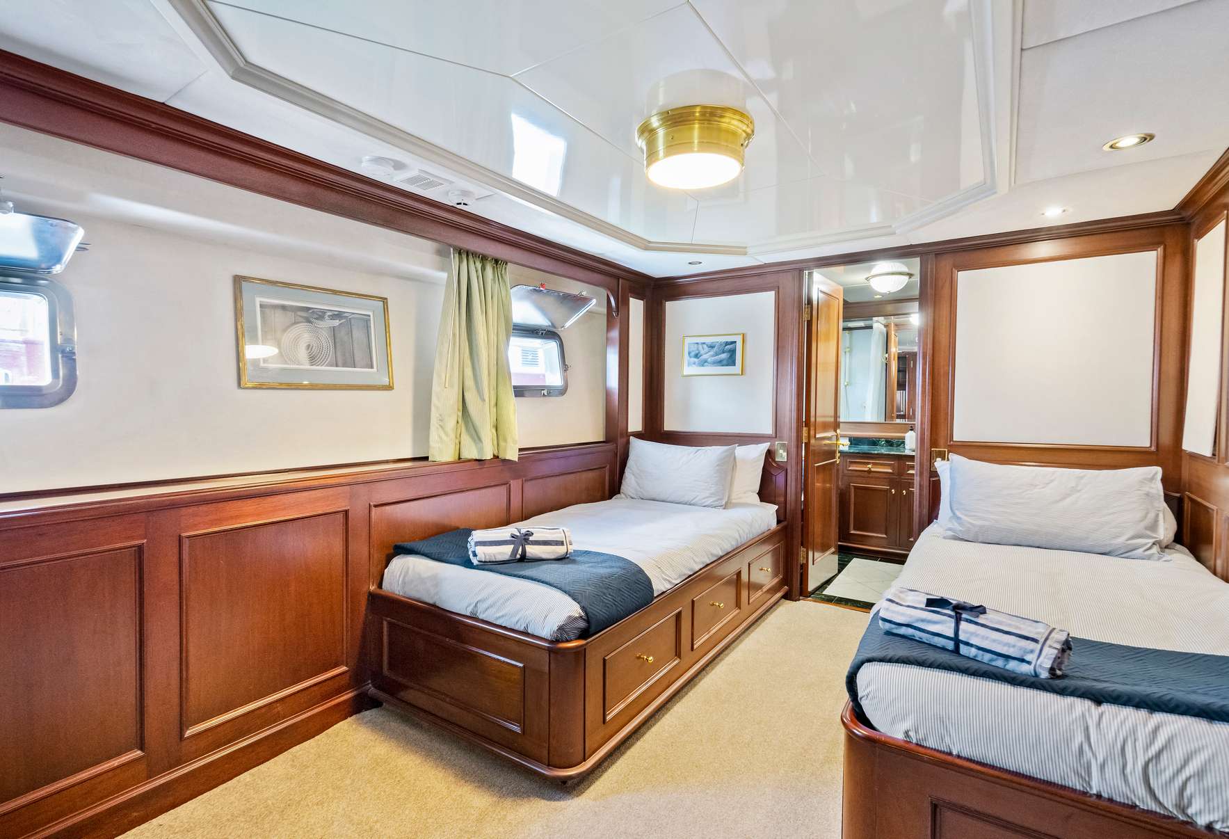 PACIFIC MERMAID Yacht Charter - Twin Cabin 1