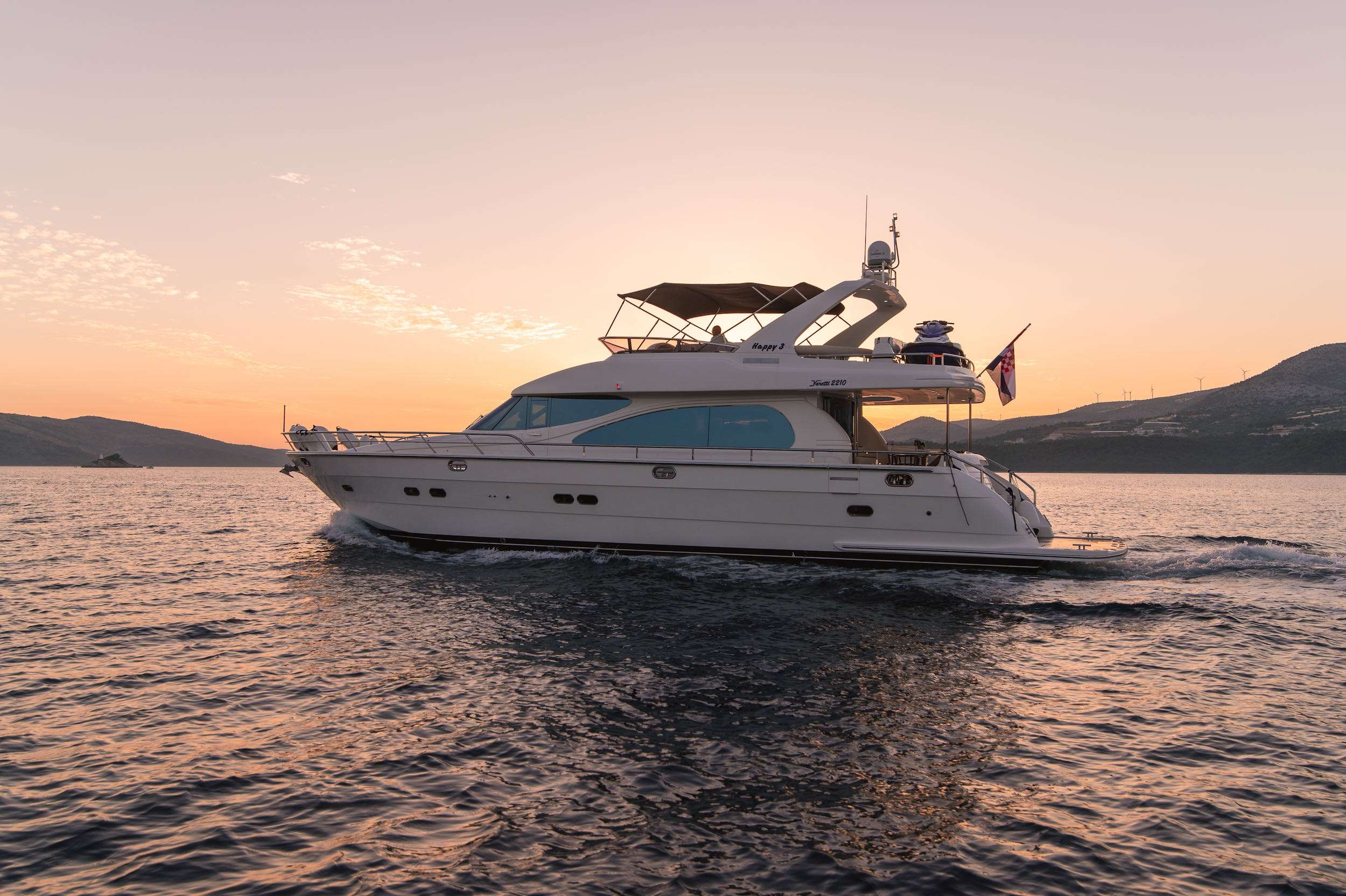 True elegance at sea with Yaretti 2210