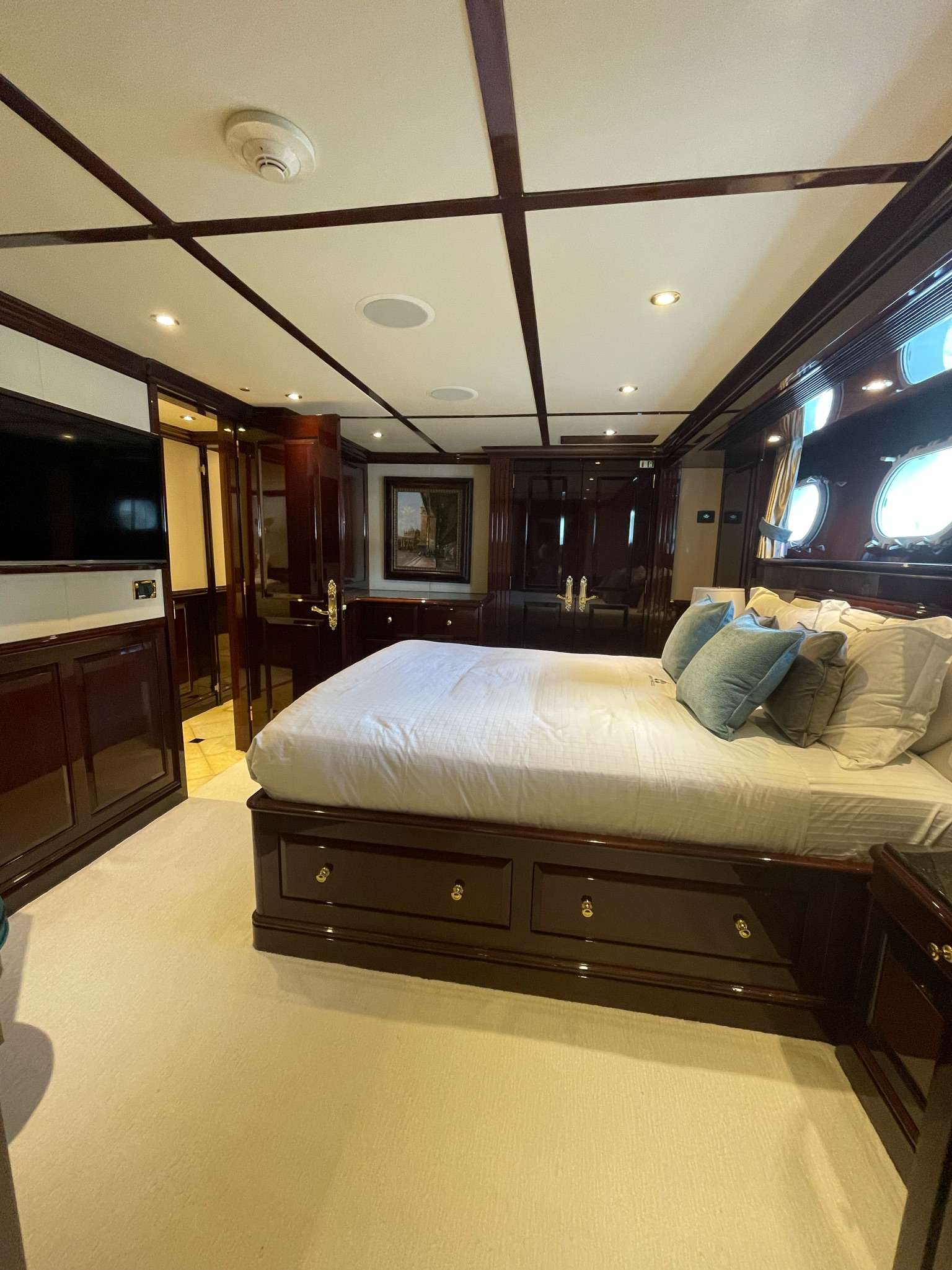 QUEEN STATEROOM 1