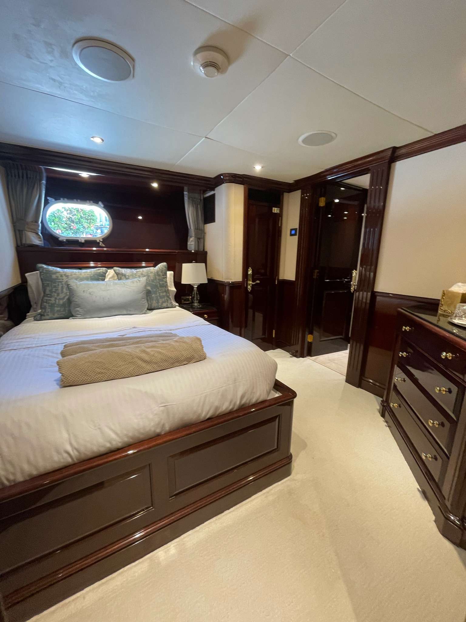 QUEEN STATEROOM 2
