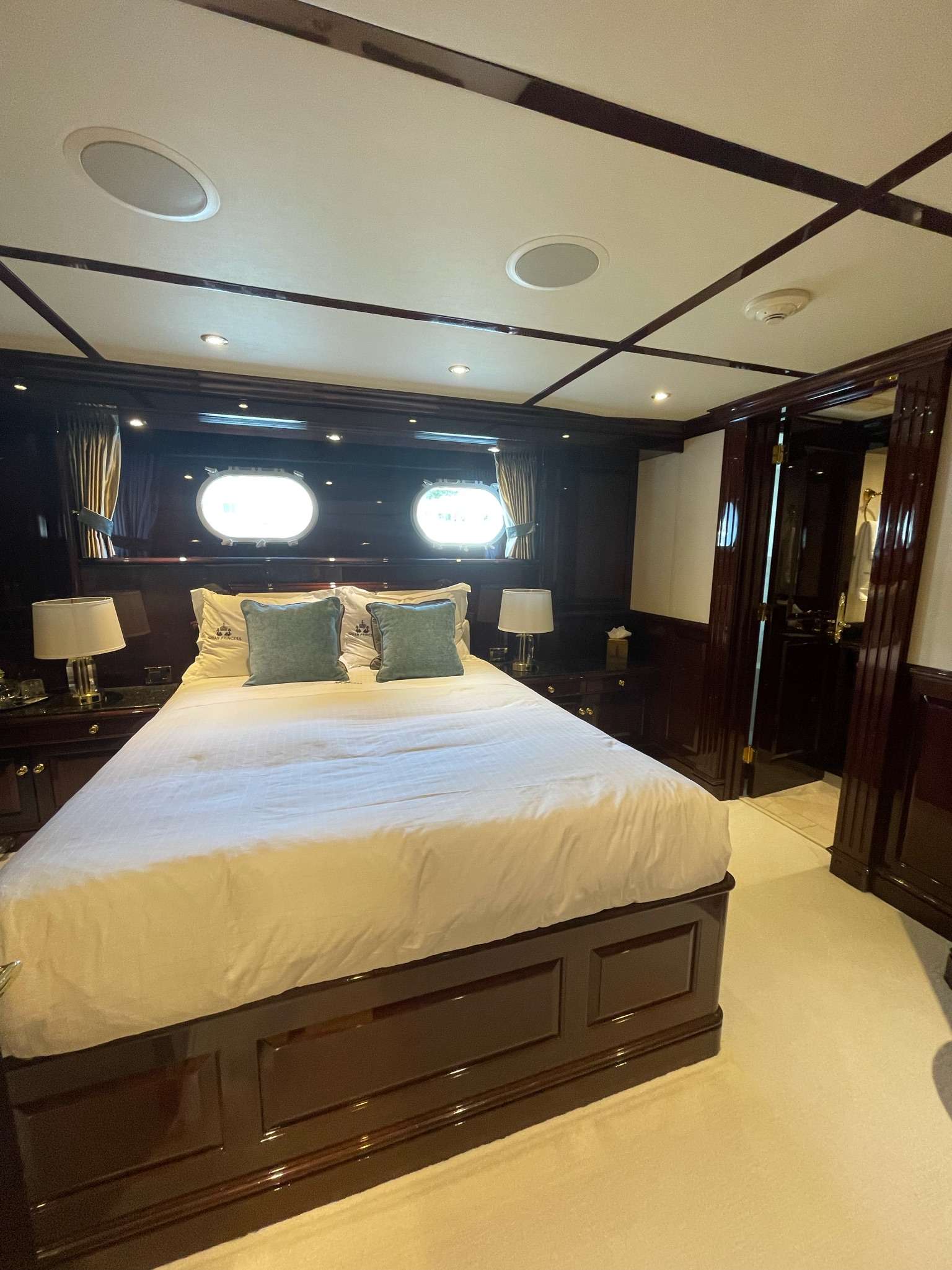 QUEEN STATEROOM 4