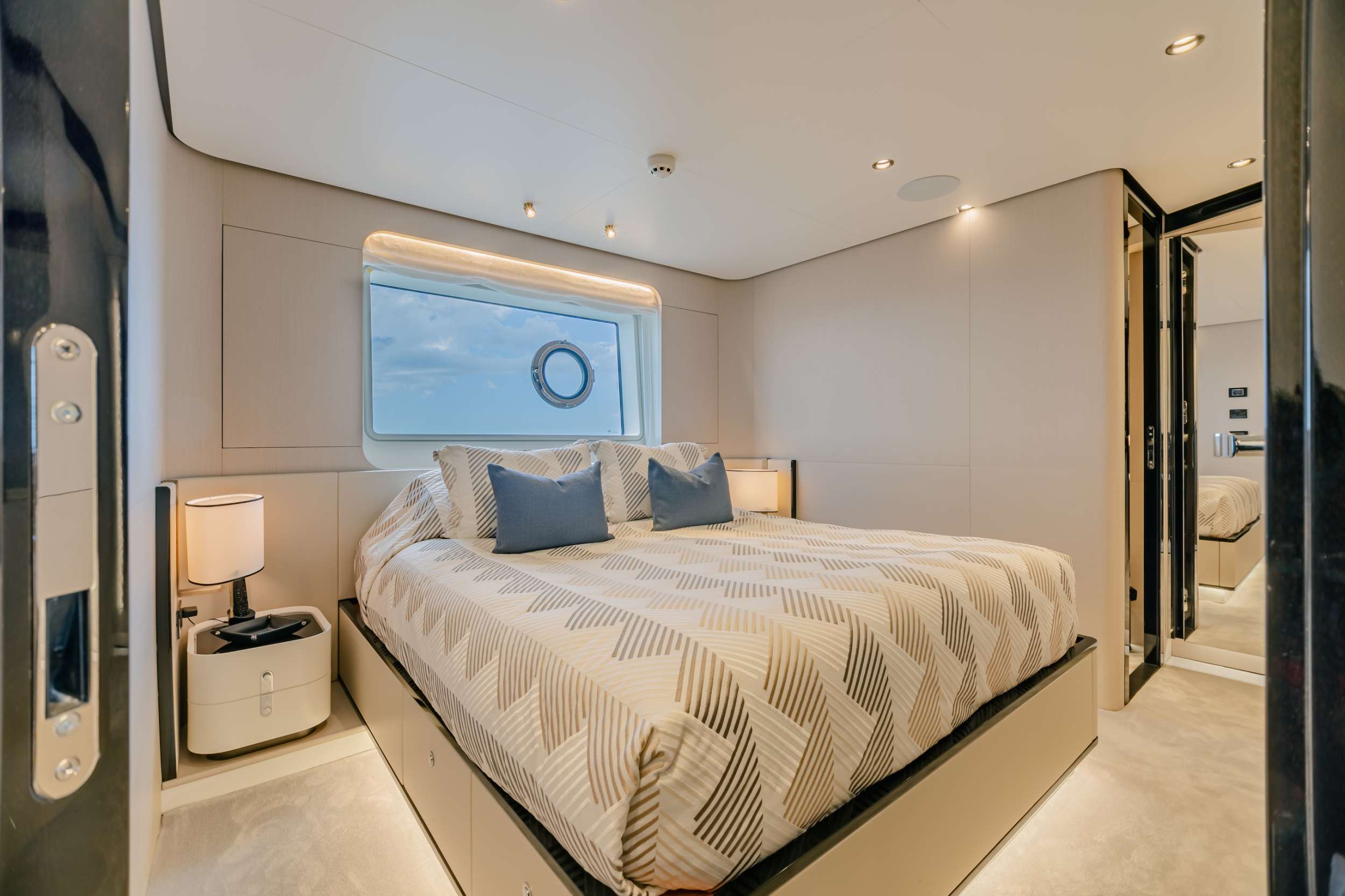MAREA LA NAUTICA Yacht Charter - Port VIP Stateroom